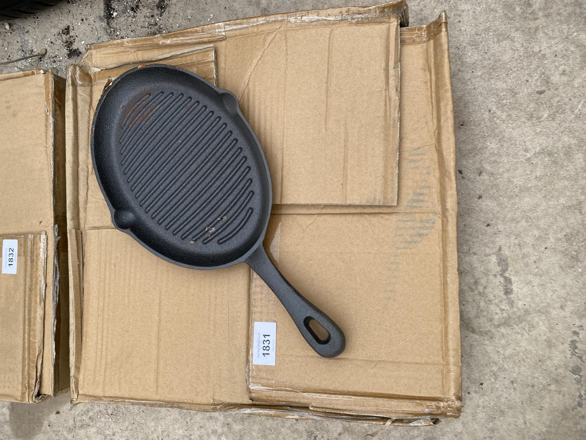 APPROXIMATELY 10 CAST IRON SKILLET PANS