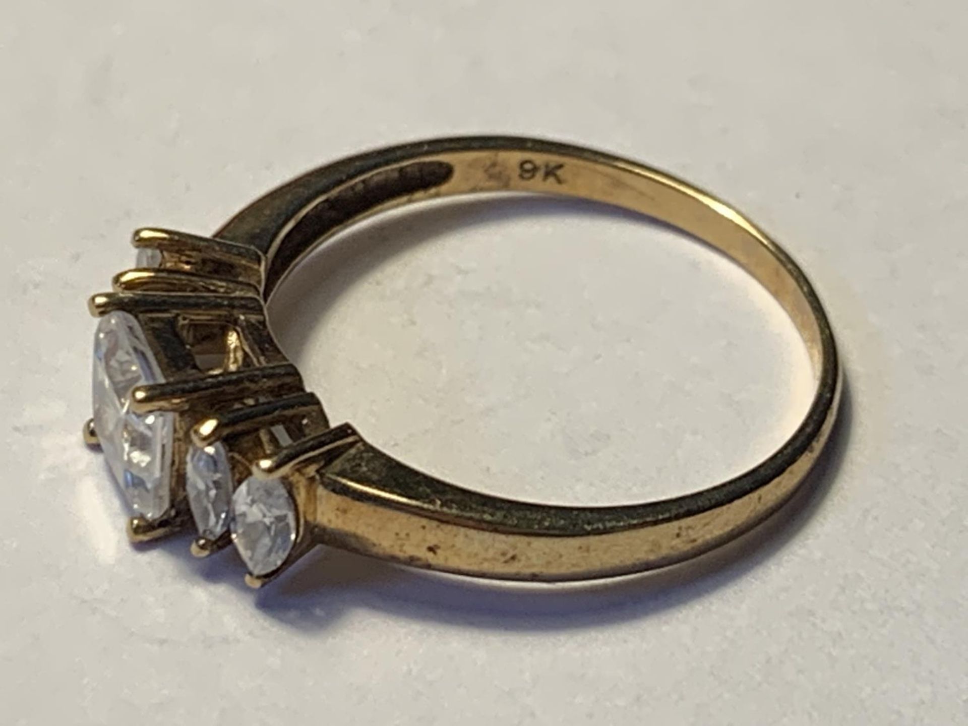 A 9 CARAT GOLD RING WITH CENTRE SQUARE CUBIC ZIRCONIA AND TWO EACH SIDE ON THE SHOULDERS SIZE N - Image 2 of 4