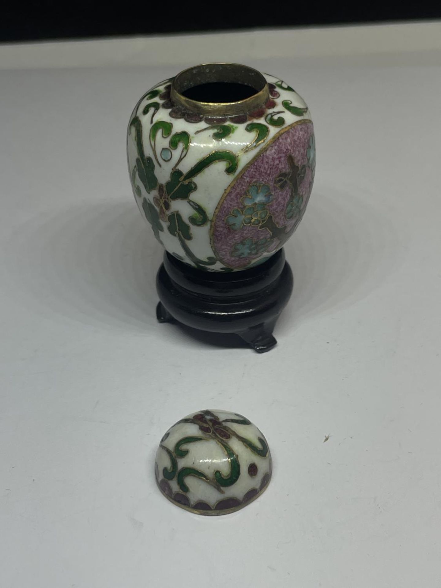 AN ENAMELLED MINIATURE GINGER JAR ON A WOODEN PLINTH - Image 3 of 4