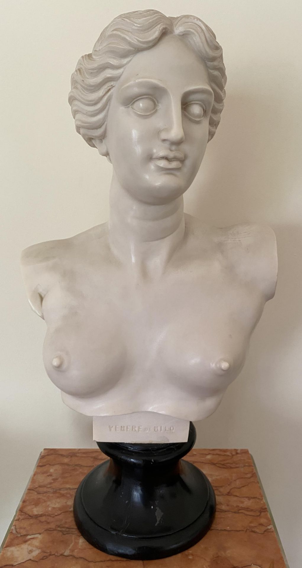 AN ITALIAN MARBLE EFFECT RESIN NUDE FEMALE BUST OF VENERE DE MILO, HEIGHT 50CM