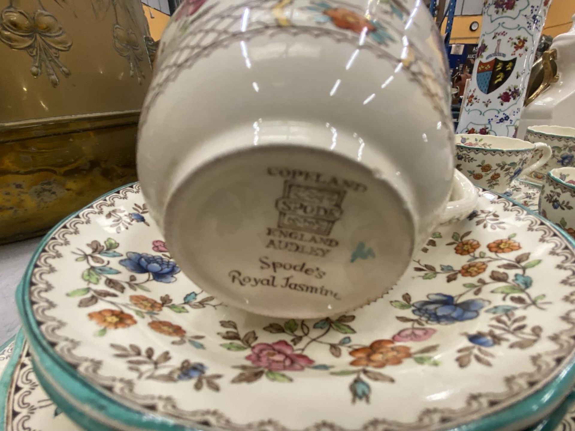 A QUANTITY OF VINTAGE TEAWARE TO INCLUDE COPELAND SPODE 'ROYAL JASMINE' CAKE PLATE, CUPS, SAUCERS - Image 3 of 5