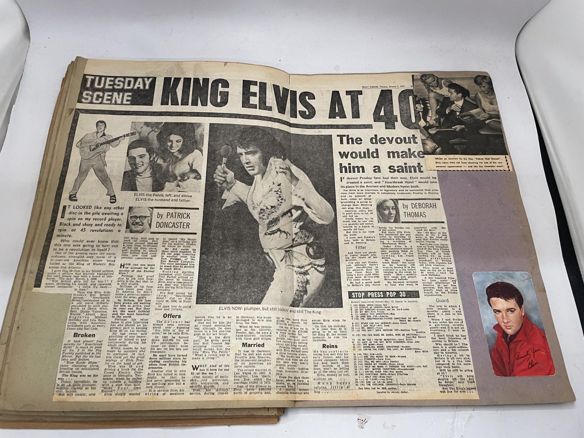 A 1970'S ELVIS PRESLEY AUTOGRAPH FROM AN ELVIS PRESLEY SCRAP BOOK - BELIEVED AUTHENTIC BUT NO - Bild 4 aus 5