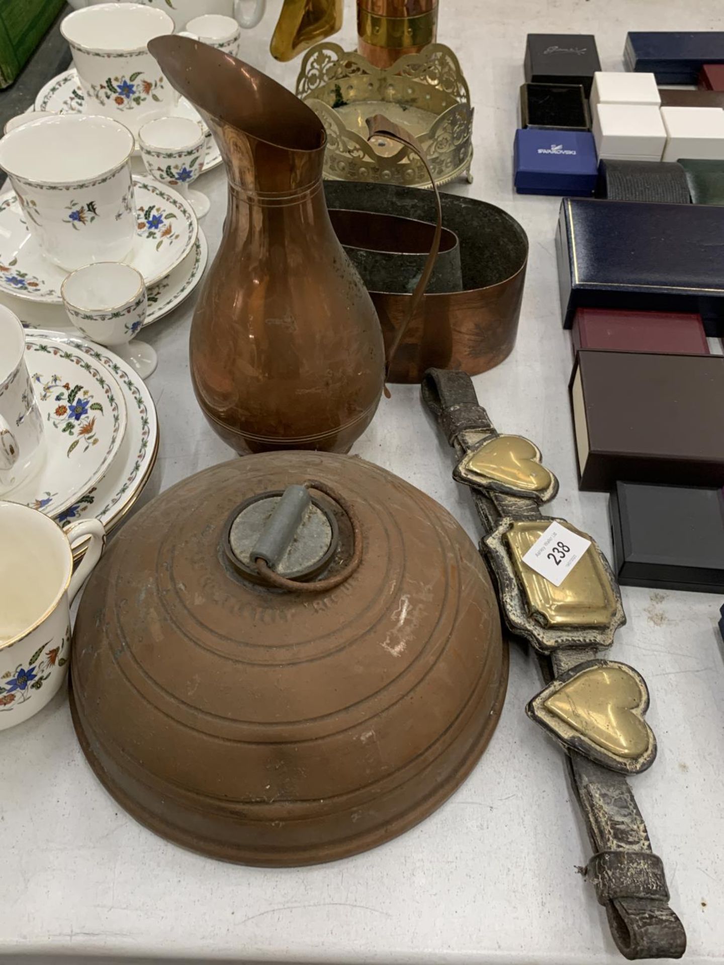 A QUANTITY OF BRASSWARE TO INCLUDE A COMPANION SET, LEATHER AND BRASS BROW BAND, ETC., - Image 2 of 4