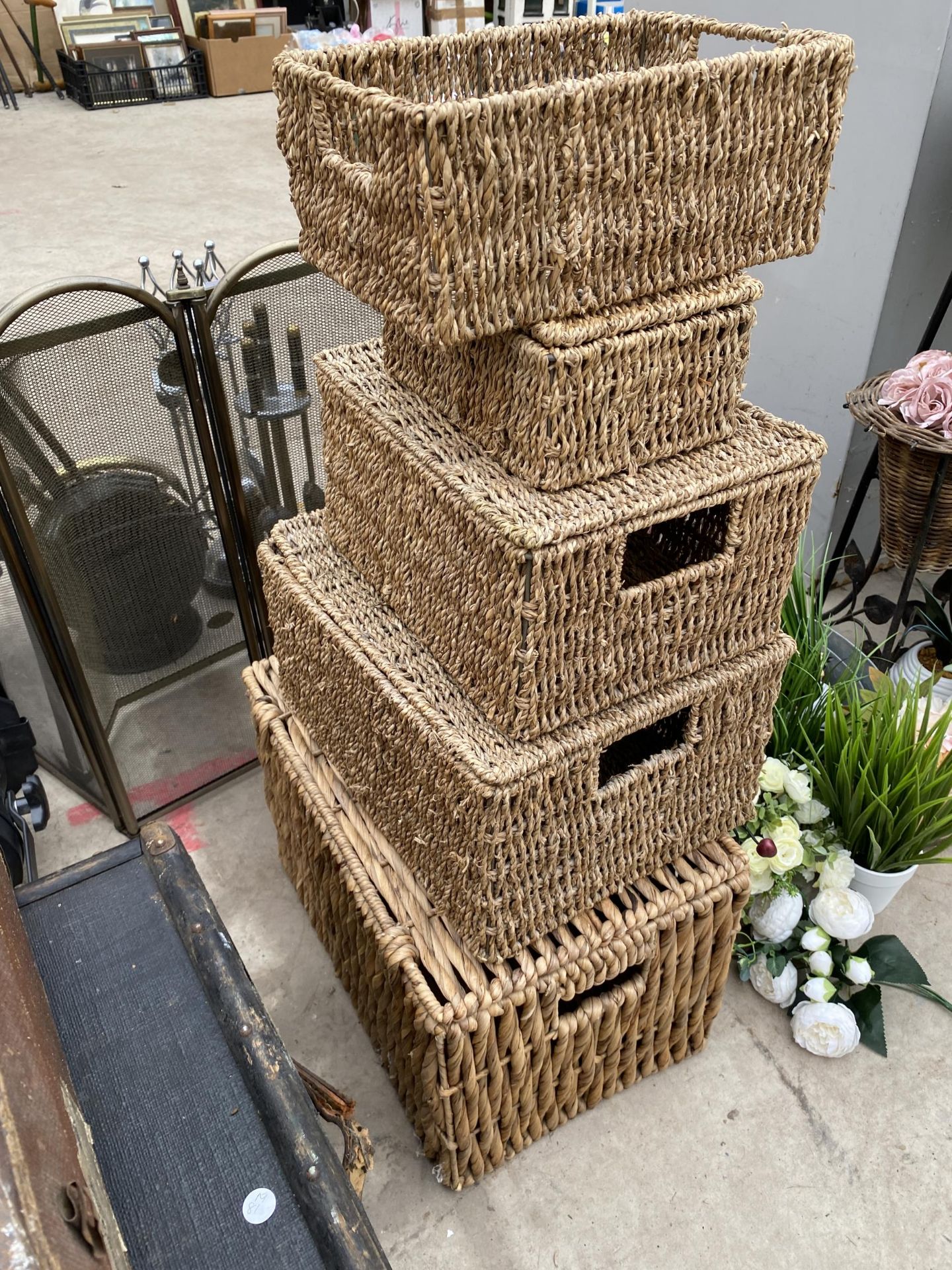 A LARGE ASSORTMENT OF FLORIST ITEMS TO INCLUDE WICKER BASKETS, PLANT STANDS AND ARTIFICIAL PLANTS - Image 2 of 4