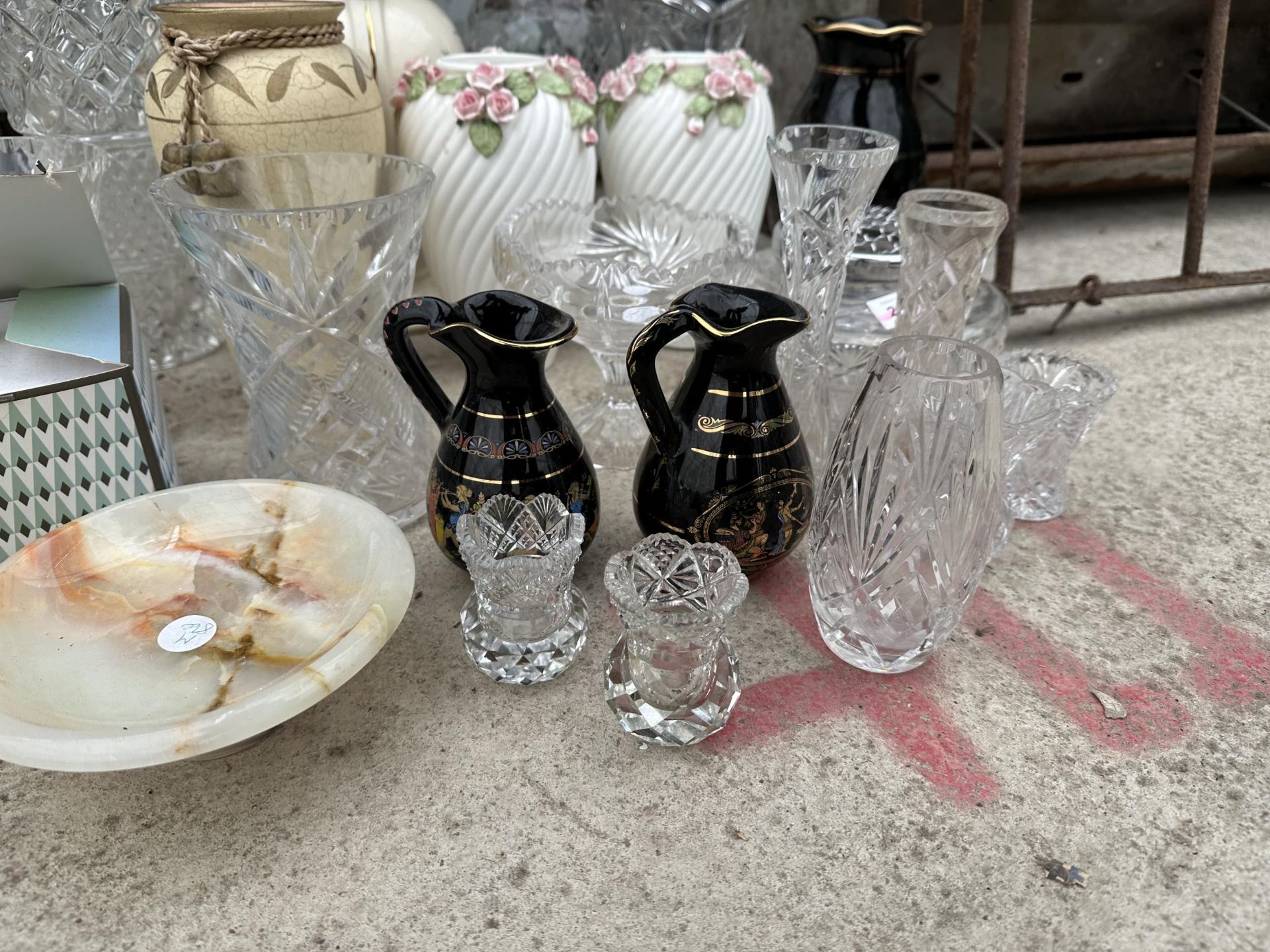 AN ASSORTMENT OF GLASS AND CERAMIC ITEMS TO INBCLUDE VASES AND JUGS ETC - Image 3 of 5