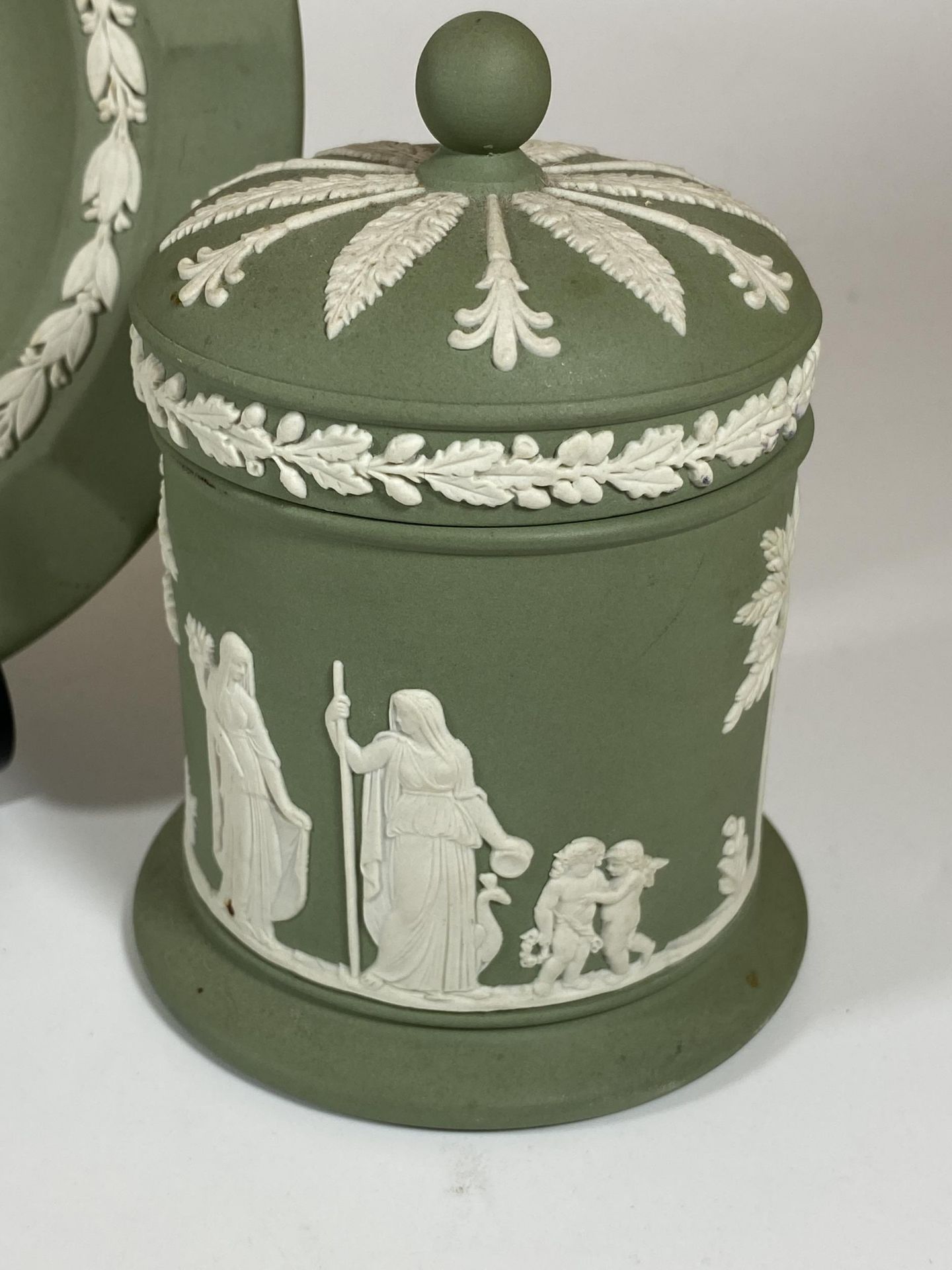 A GROUP OF THREE WEDGWOOD GREEN JASPERWARE ITEMS, OLYMPUS TOBACCO JAR, JULIUS CAESAR TABLE LIGHTER - Bild 3 aus 4