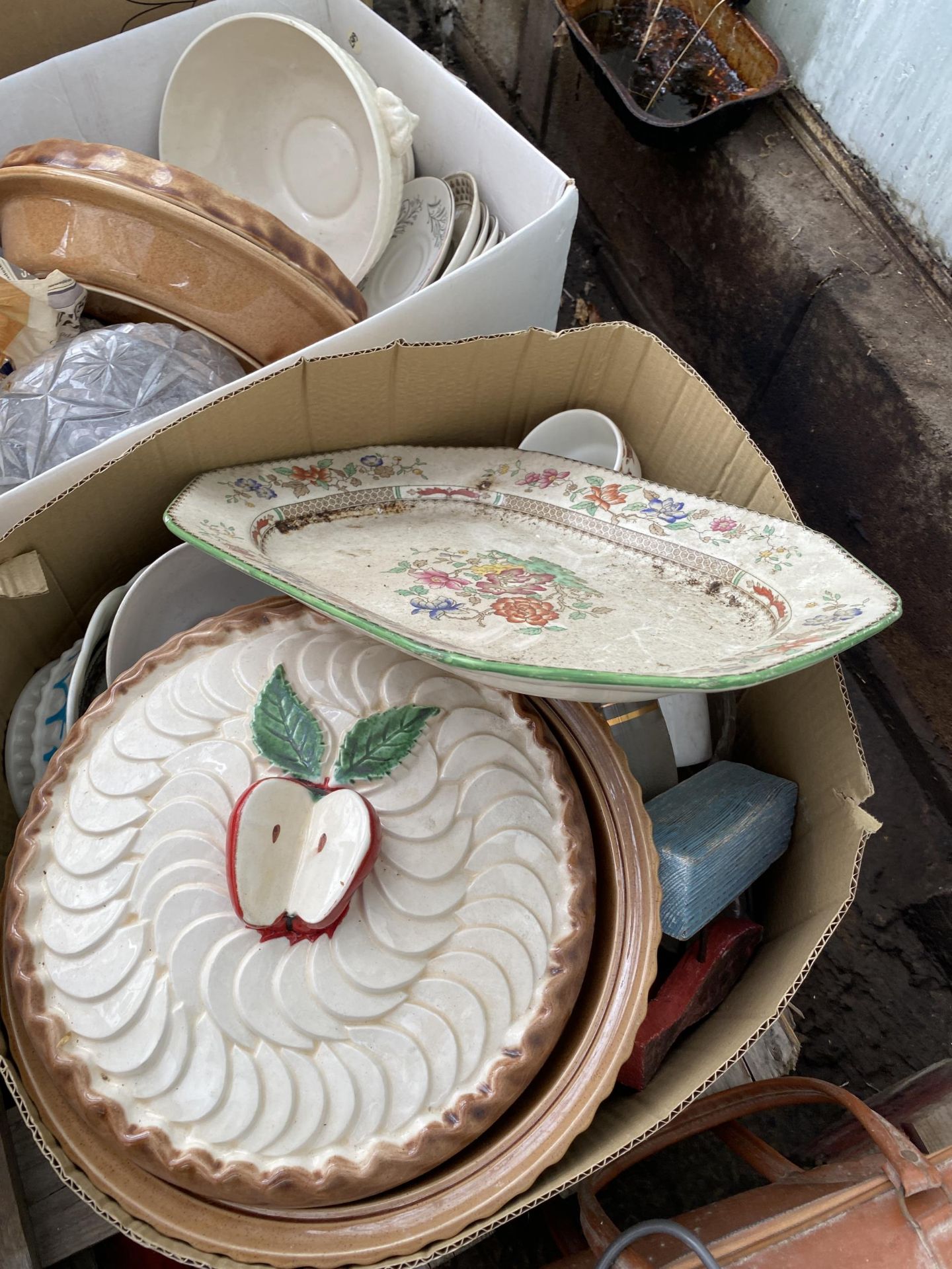 AN ASSORTMENT OF HOUSEHOLD CLEARANCE ITEMS TO INCLUDE CERAMICS AND GLASS WARE ETC - Image 6 of 6