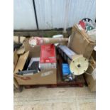 AN ASSORTMENT OF HOUSEHOLD CLEARANCE ITEMS TO INCLUDE ELECTRICALS ETC