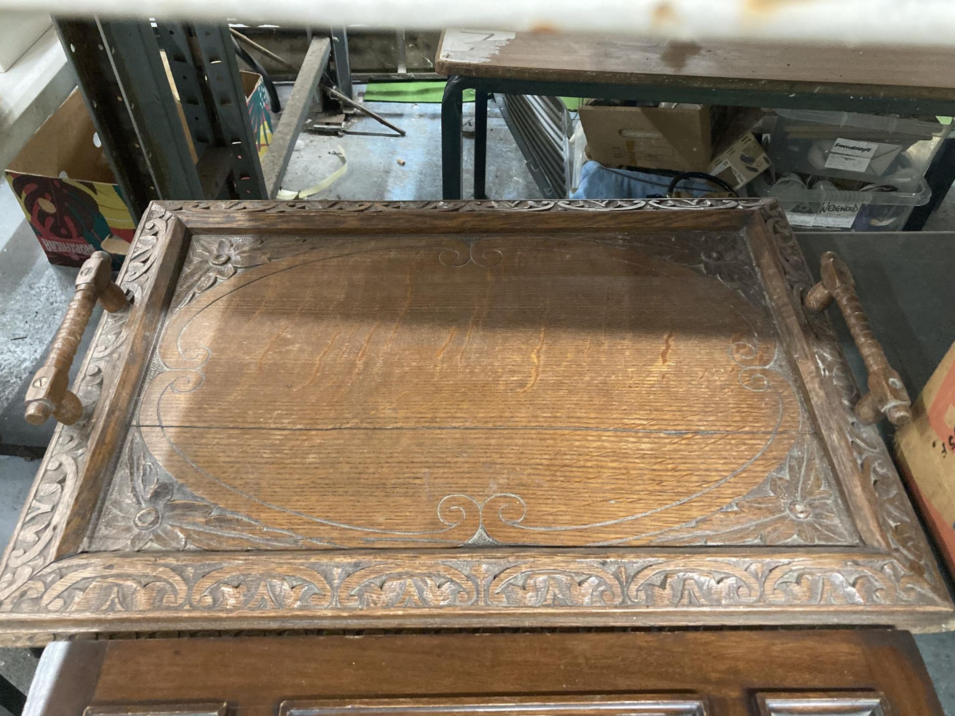 A LARGE VINTAGE WOODEN TRAY WITH HANDLES AND A MIRRORED PANEL - Image 2 of 3