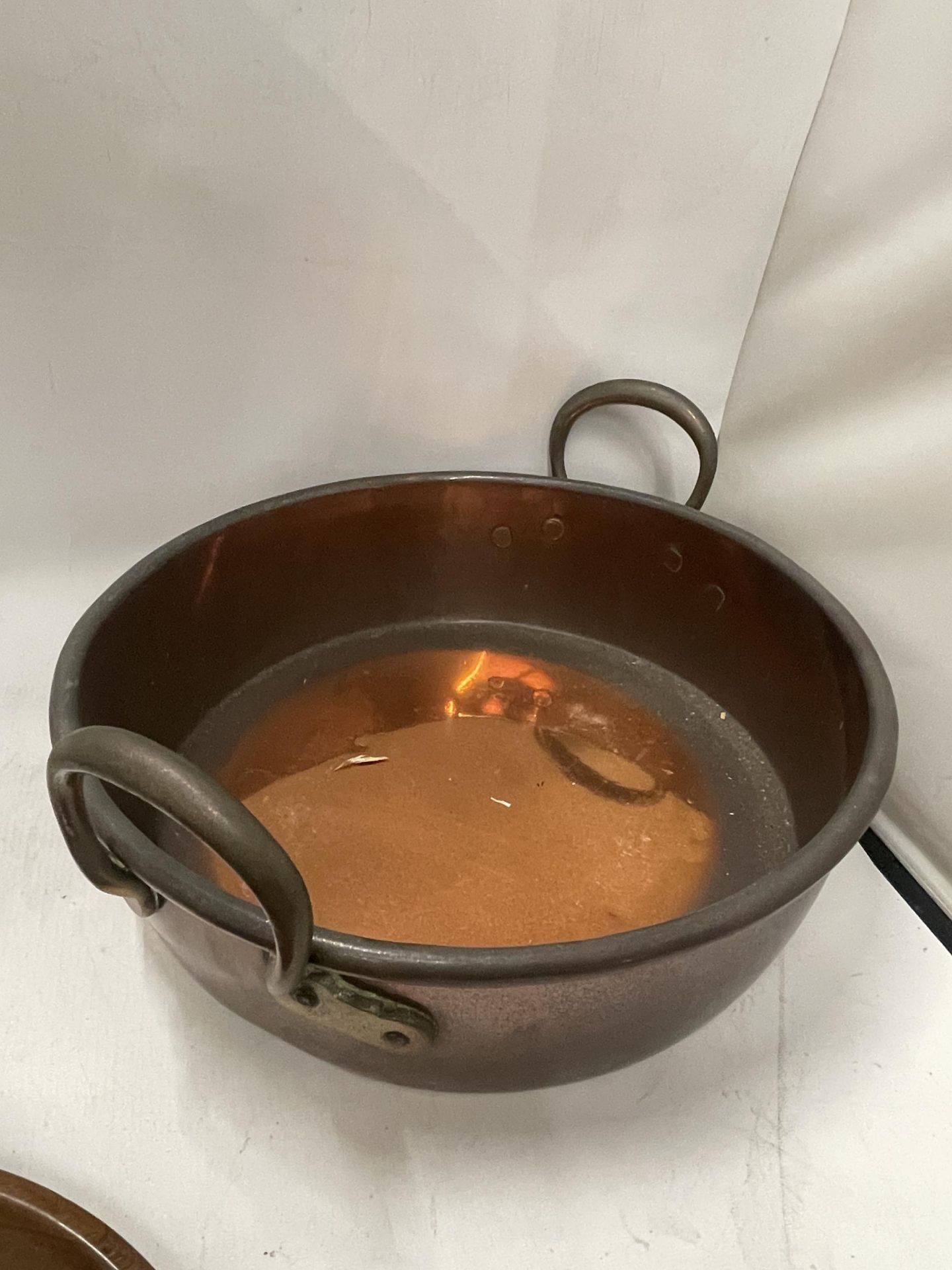 A VINTAGE TWIN HANDLED COPPER BOWL WITH TREEN NUTCRACKER BOWL - Image 4 of 4