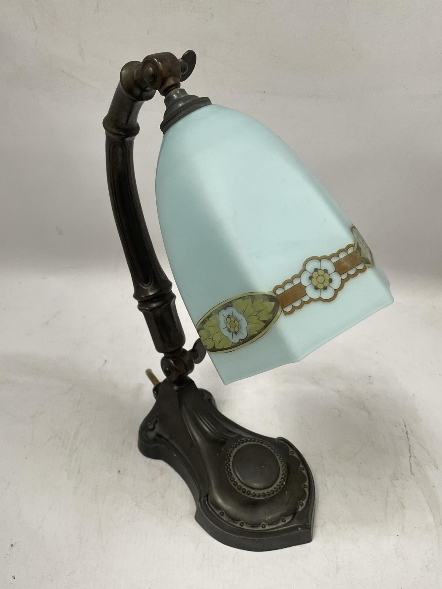 AN ART NOUVEAU METAL TABLE LAMP WITH FROSTED GLASS SHADE - Image 2 of 3