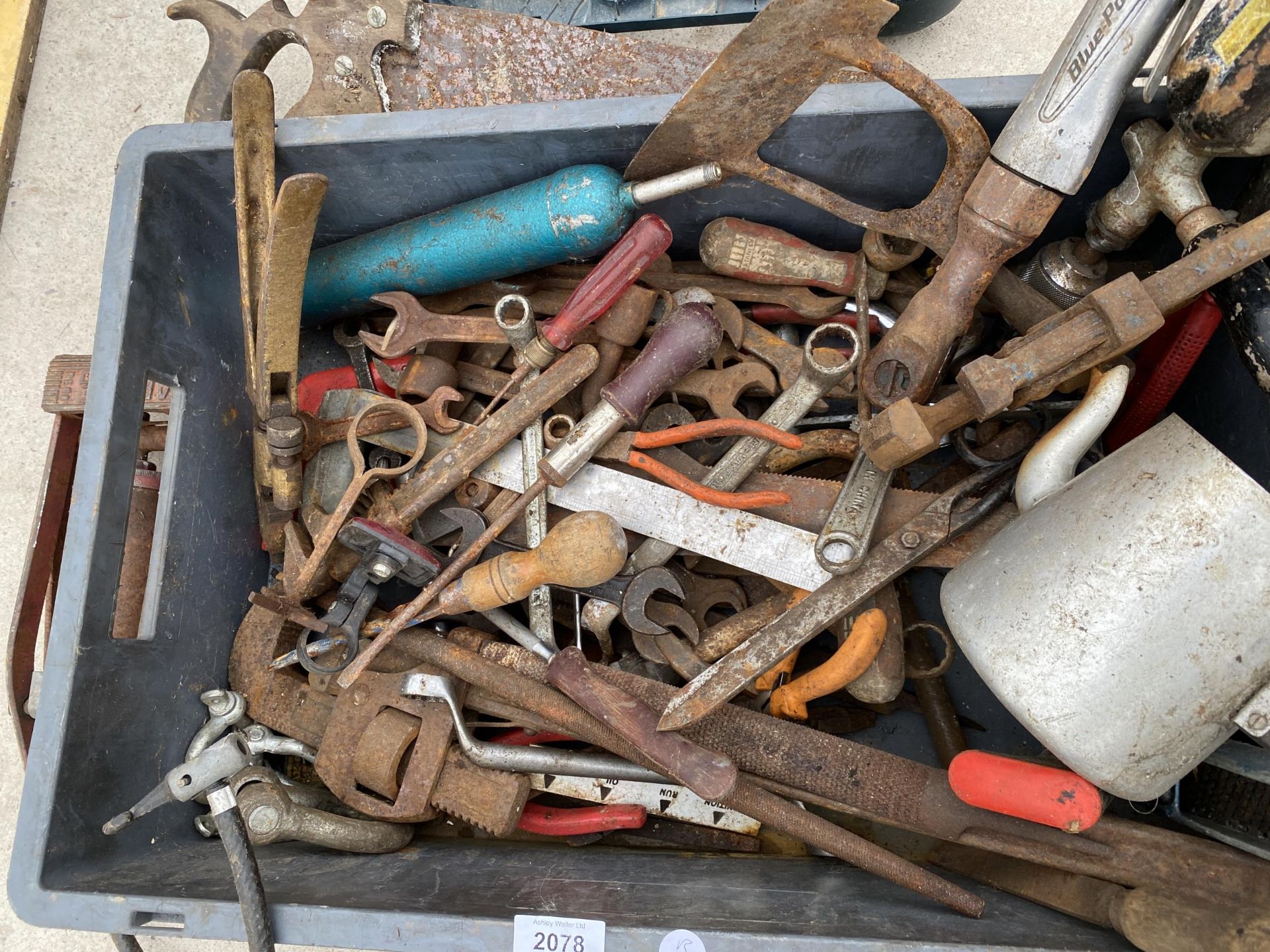 A COLLECTION OF VINTAGE TOOLS TO INCLUDE AIR PUMP, SPANNERS, ETC - Image 2 of 2