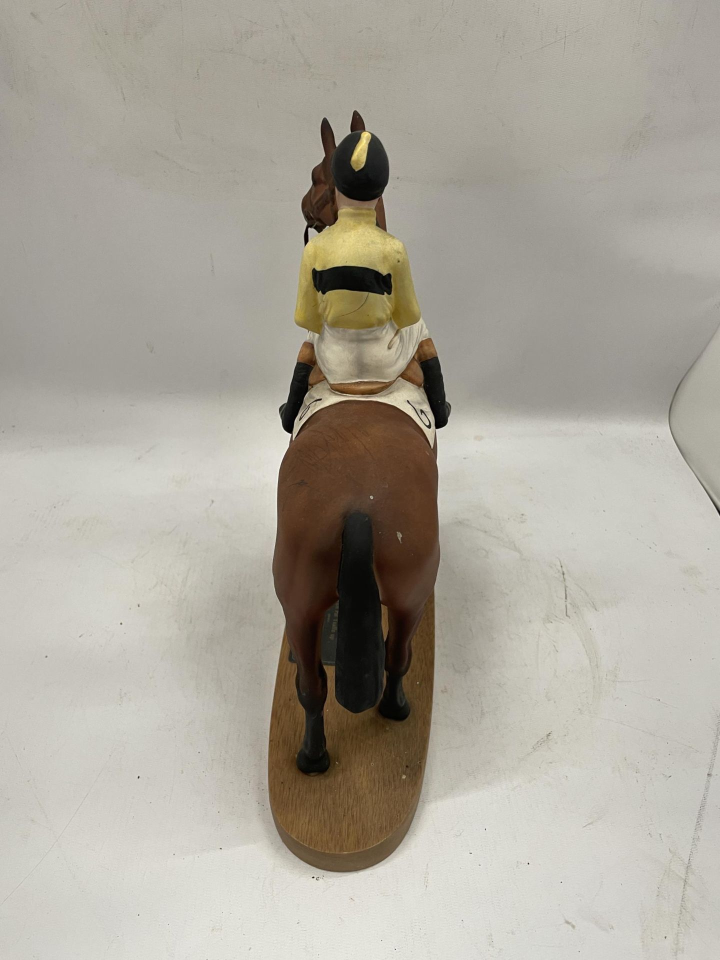 A BESWICK CONNOISSEUR HORSE AND JOCKEY FIGURE - ARKLE WITH PAT TAAFFE UP ON WOODEN BASE - Bild 2 aus 4