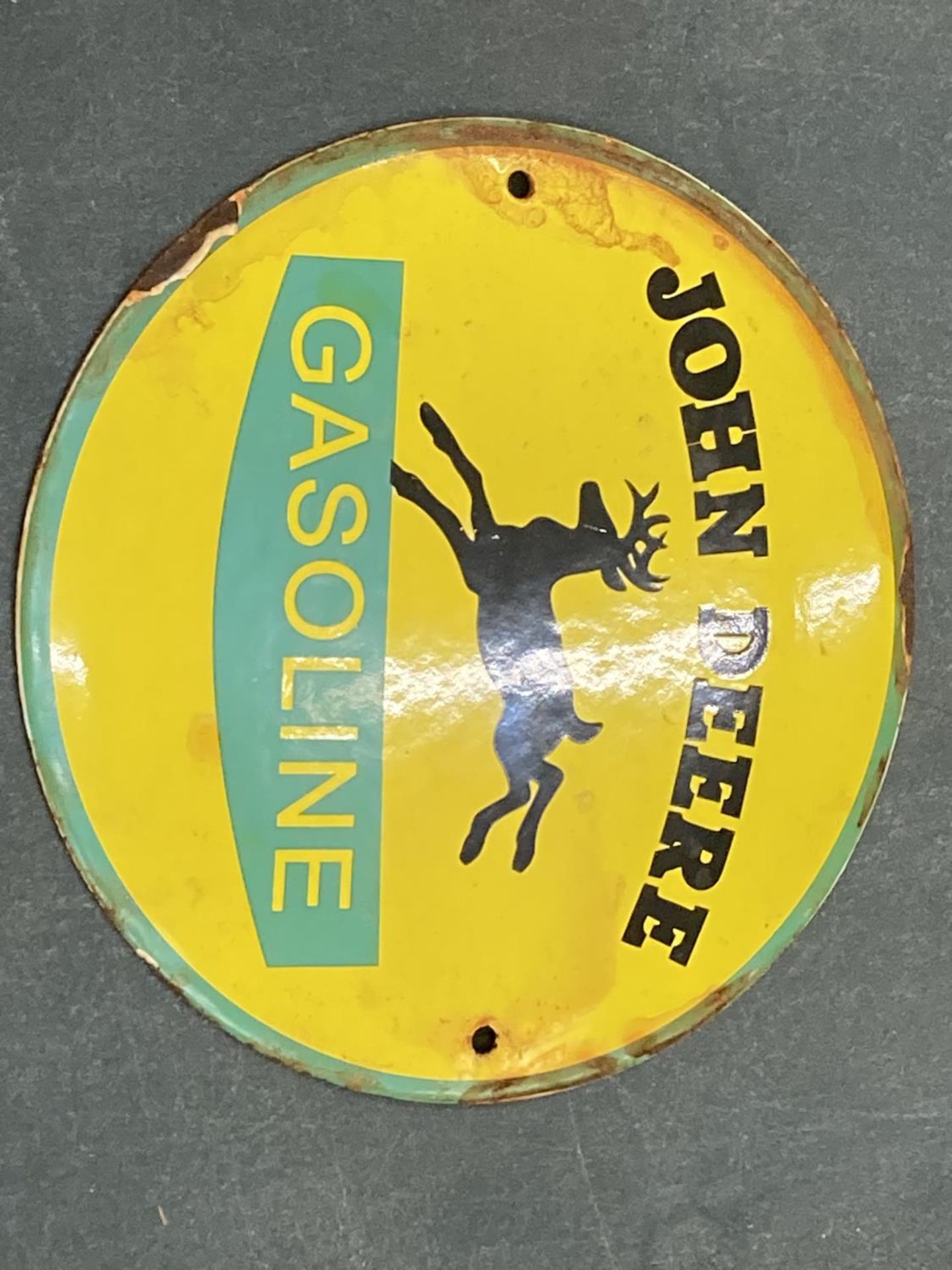 A SMALL JOHN DEERE ENAMEL SIGN, DIAMETER 15CM