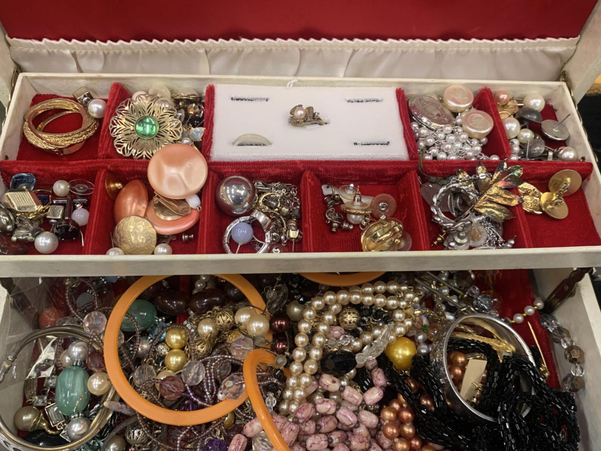 A LARGE QUANTITY OF COSTUME JEWELLERY TO INCLUDE PEARLS, NECKLACES, BEADS, EARRINGS, BANGLES, ETC IN - Image 4 of 4