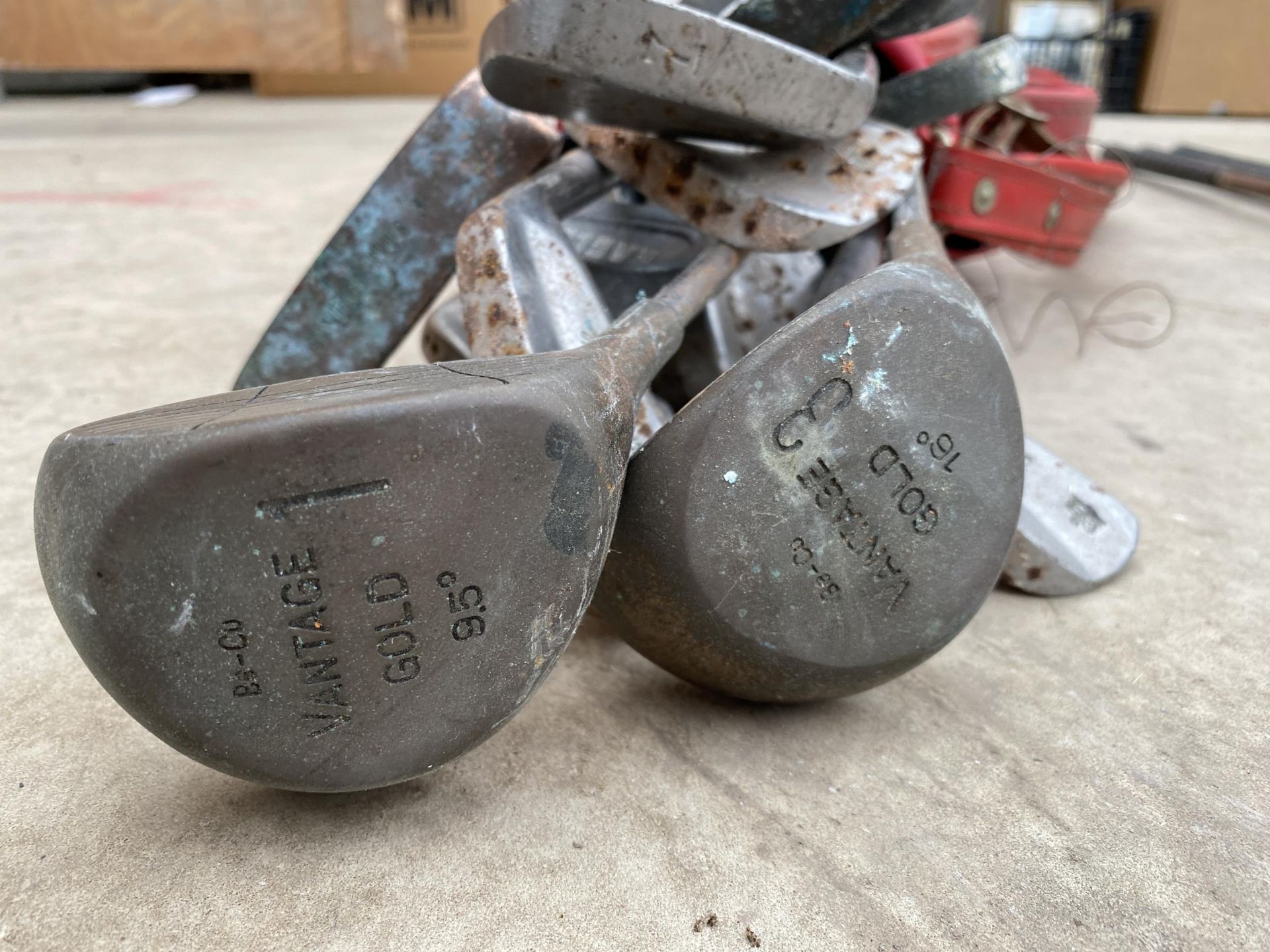 AN ASSORTMENT OF VINTAGE CANE AND METAL GOLF CLUBS TO INCLUDE GEORGE NICOLL, CANN AND TAYLOR AND C. - Image 10 of 15