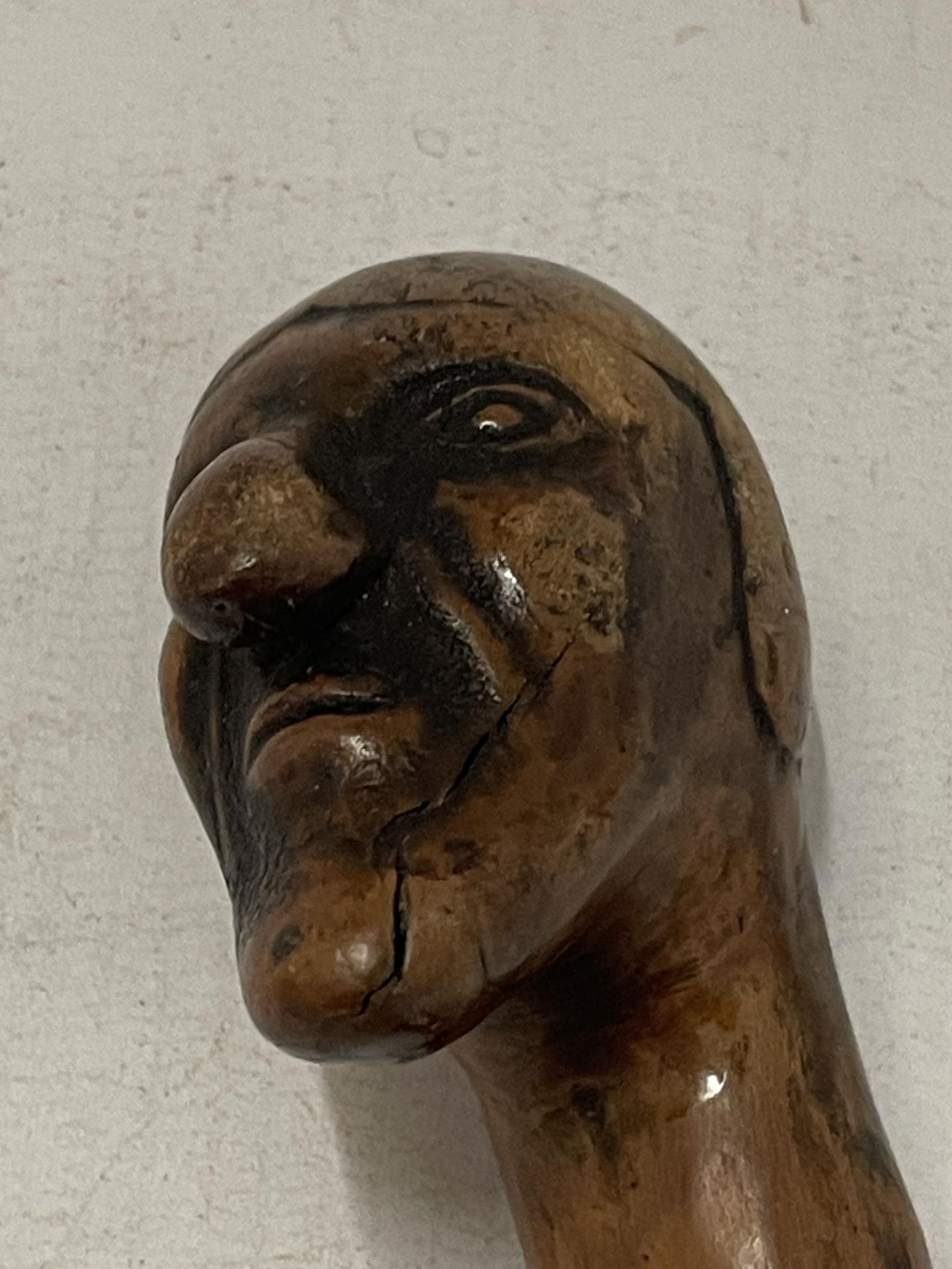 A VINTAGE WOODEN WALKING STICK WITH FIGURE HEAD DESIGN TOP - Image 2 of 3