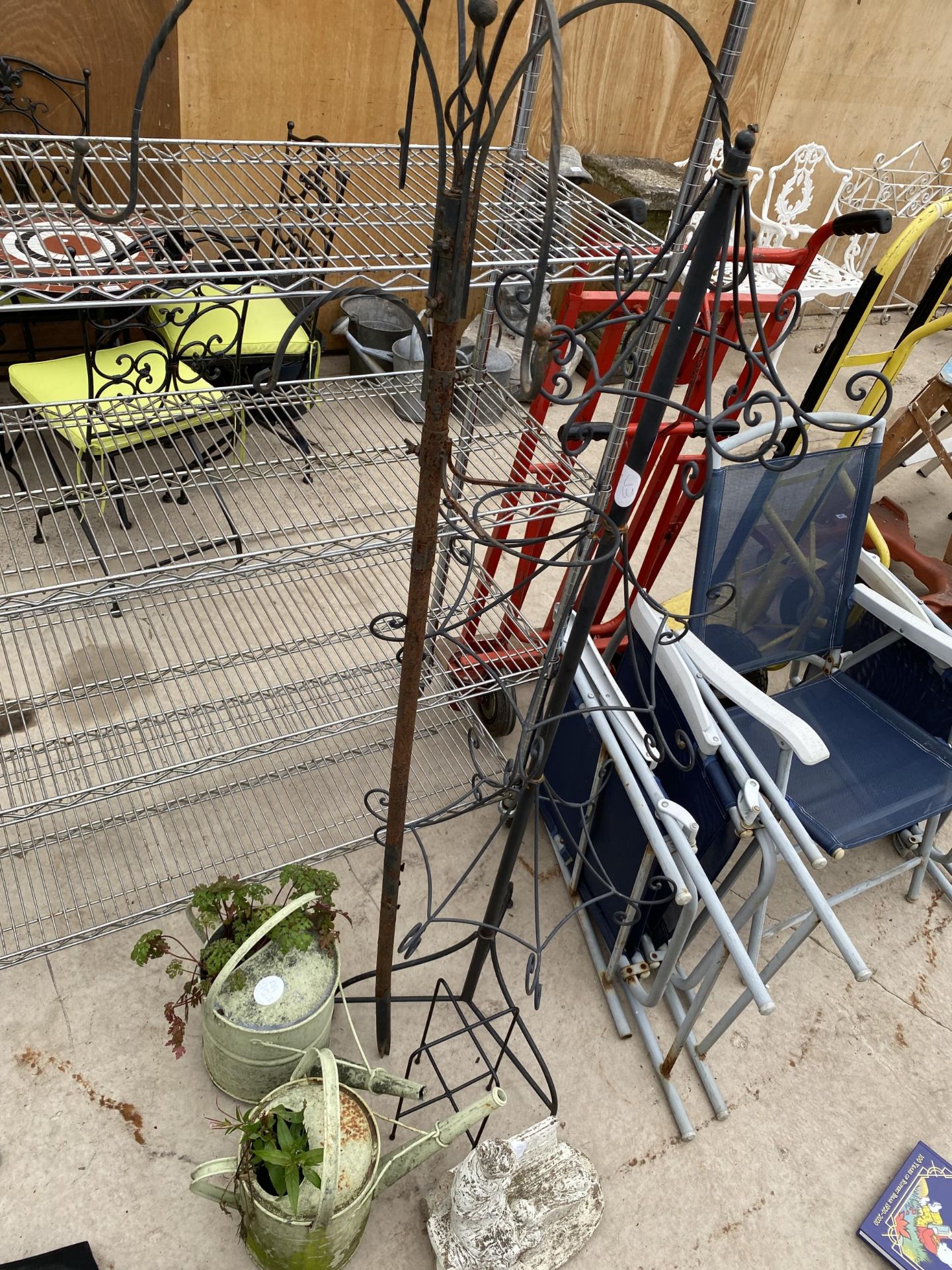 AN ASSORTMENT OF GARDEN ITEMS TO INCLUDE WATERING CANS, AN ORNAMENT AND STANDS ETGC