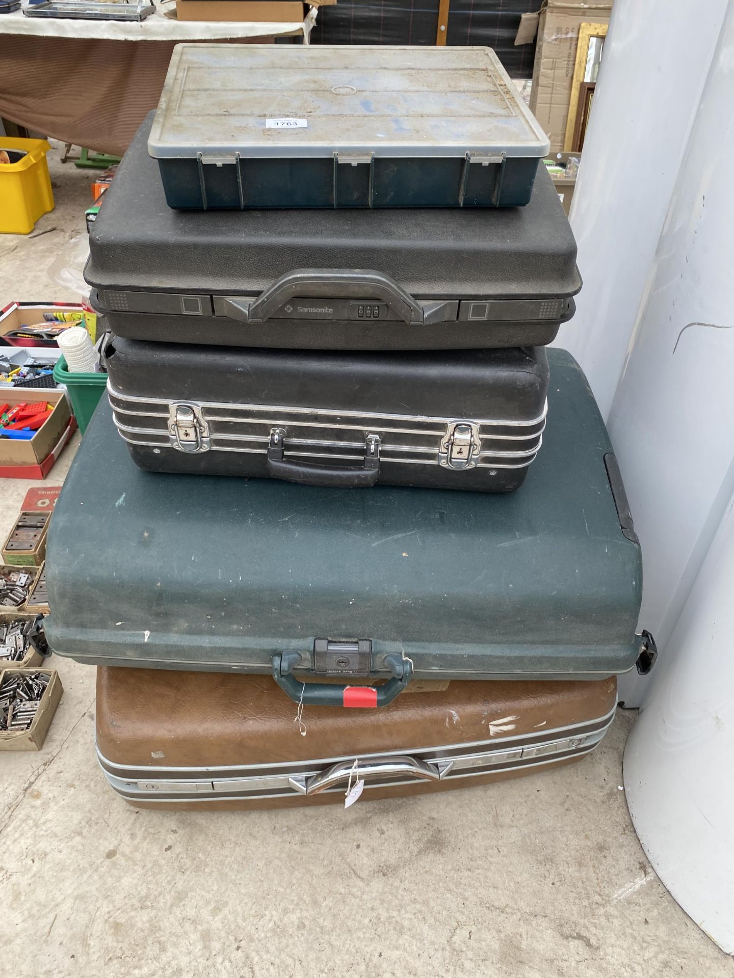 AN ASSORTMENT OF TRAVEL CASES AND STORAGE CASES
