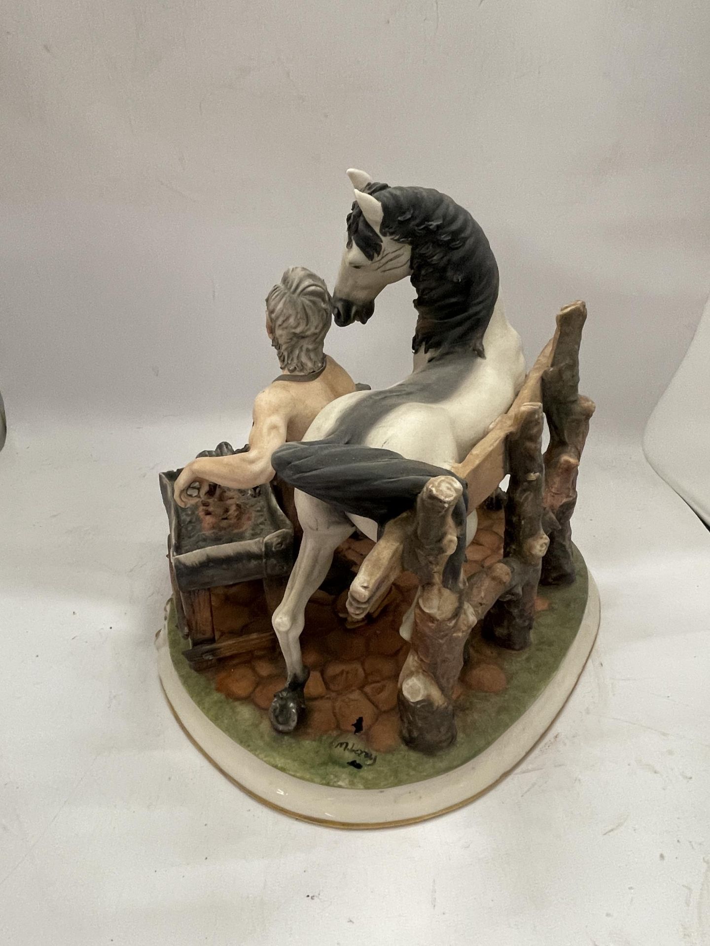 A VINTAGE CAPODIMONTE FIGURE OF A HORSE AND BLACKSMITH, SIGNED - Image 3 of 5