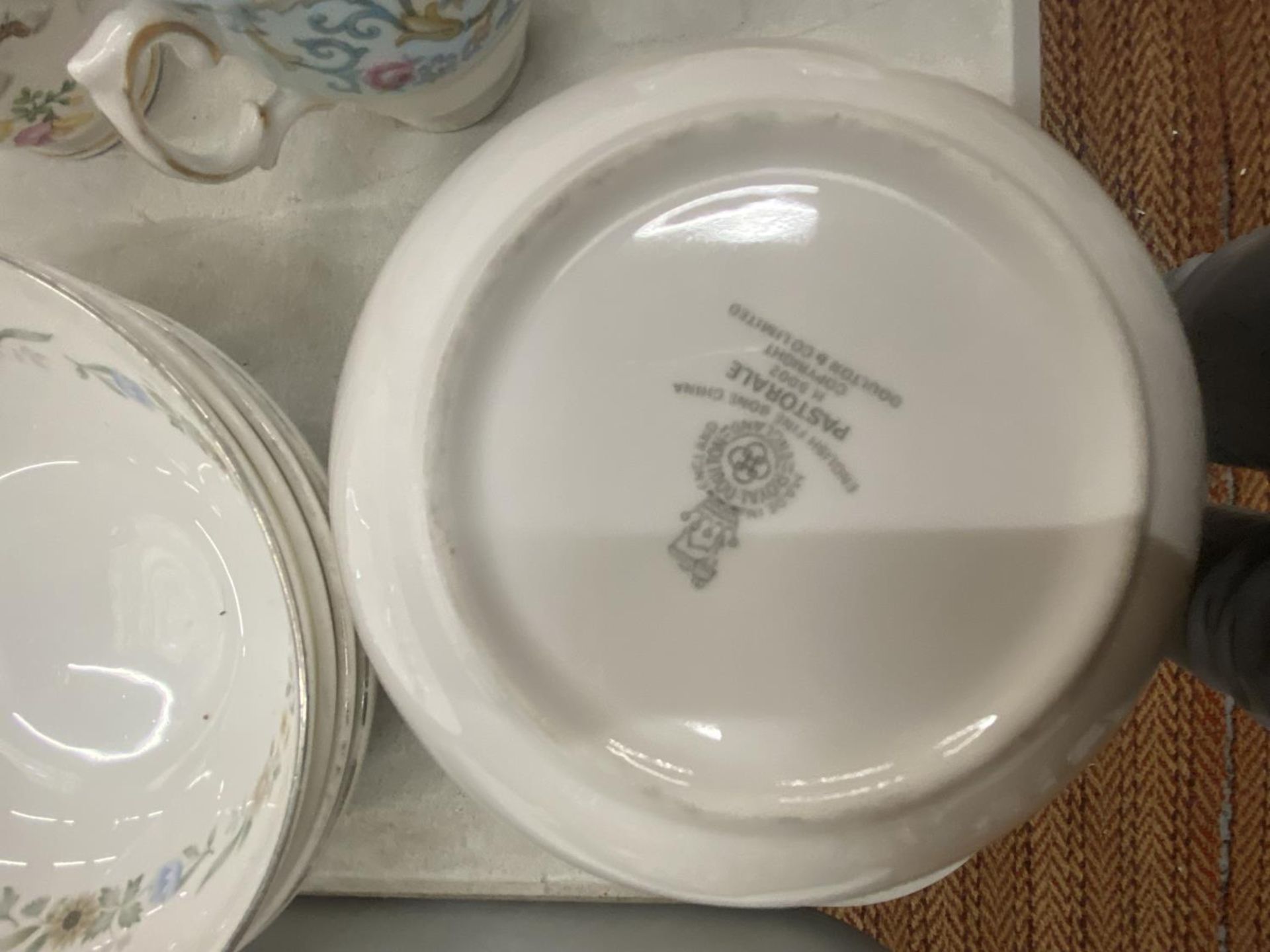 A QUANTITY OF VINTAGE TEAWARE TO INCLUDE COPELAND SPODE 'ROYAL JASMINE' CAKE PLATE, CUPS, SAUCERS - Image 5 of 5