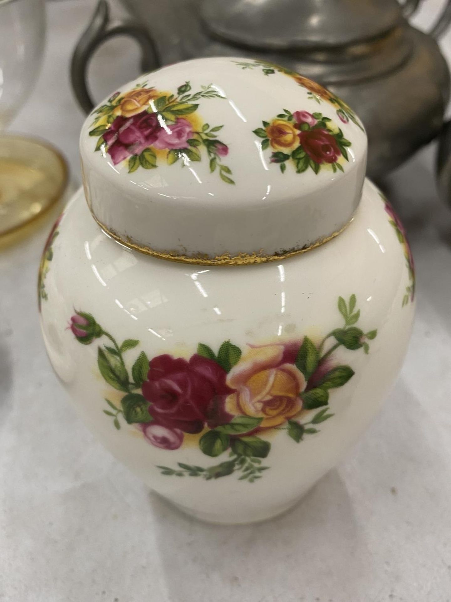 A QUANTITY OF ROYAL ALBERT OLD COUNTRY ROSES TO INCLUDE A POMANDER, DOROTHY BAG, TRINKET POT, - Bild 3 aus 3