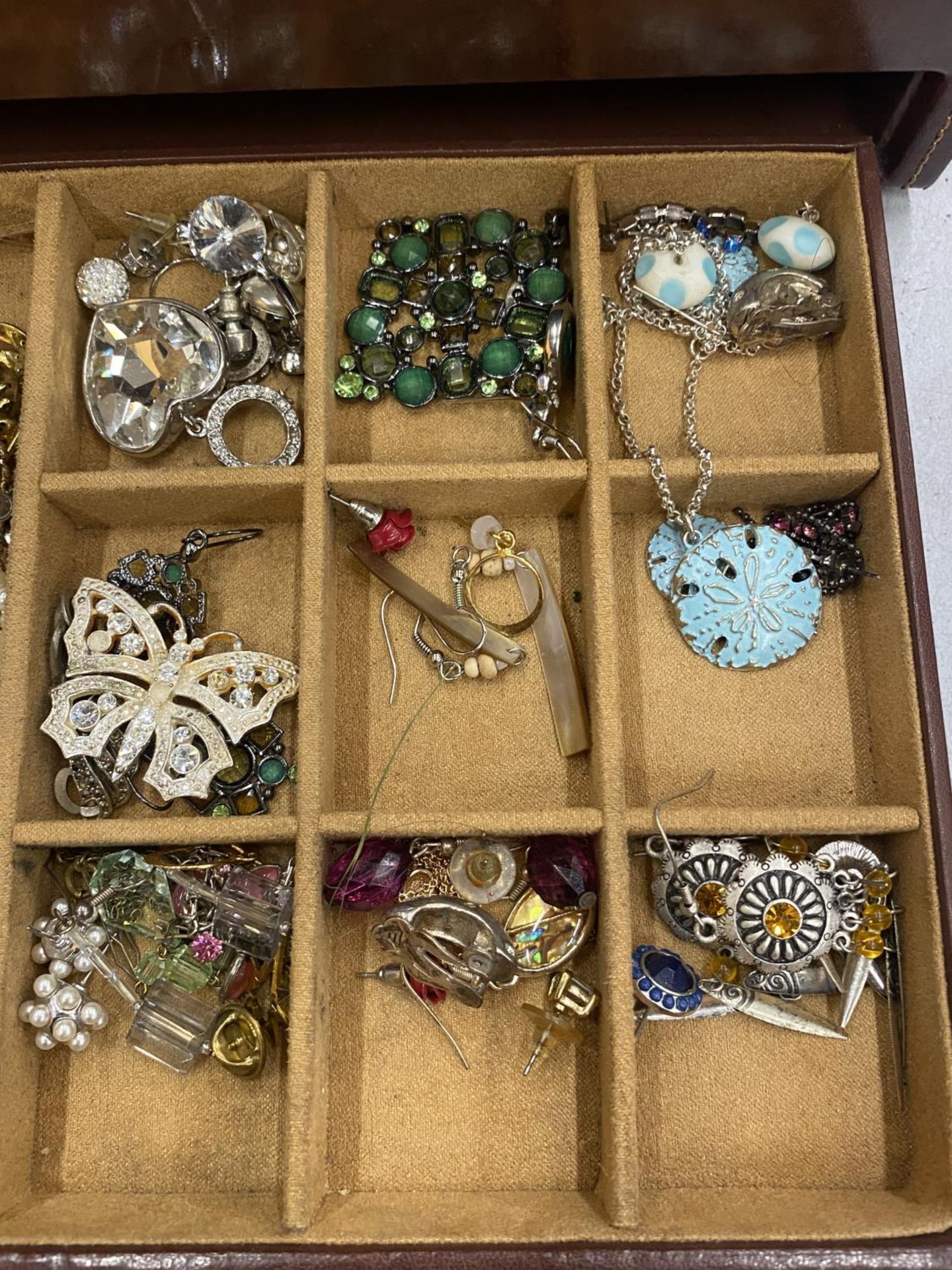 A LARGE QUANTITY OF COSTUME JEWELLERY TO INCLUDE BRACELETS, NECKLACECS, BROOCHES, EARRINGS, ETC IN A - Image 4 of 5