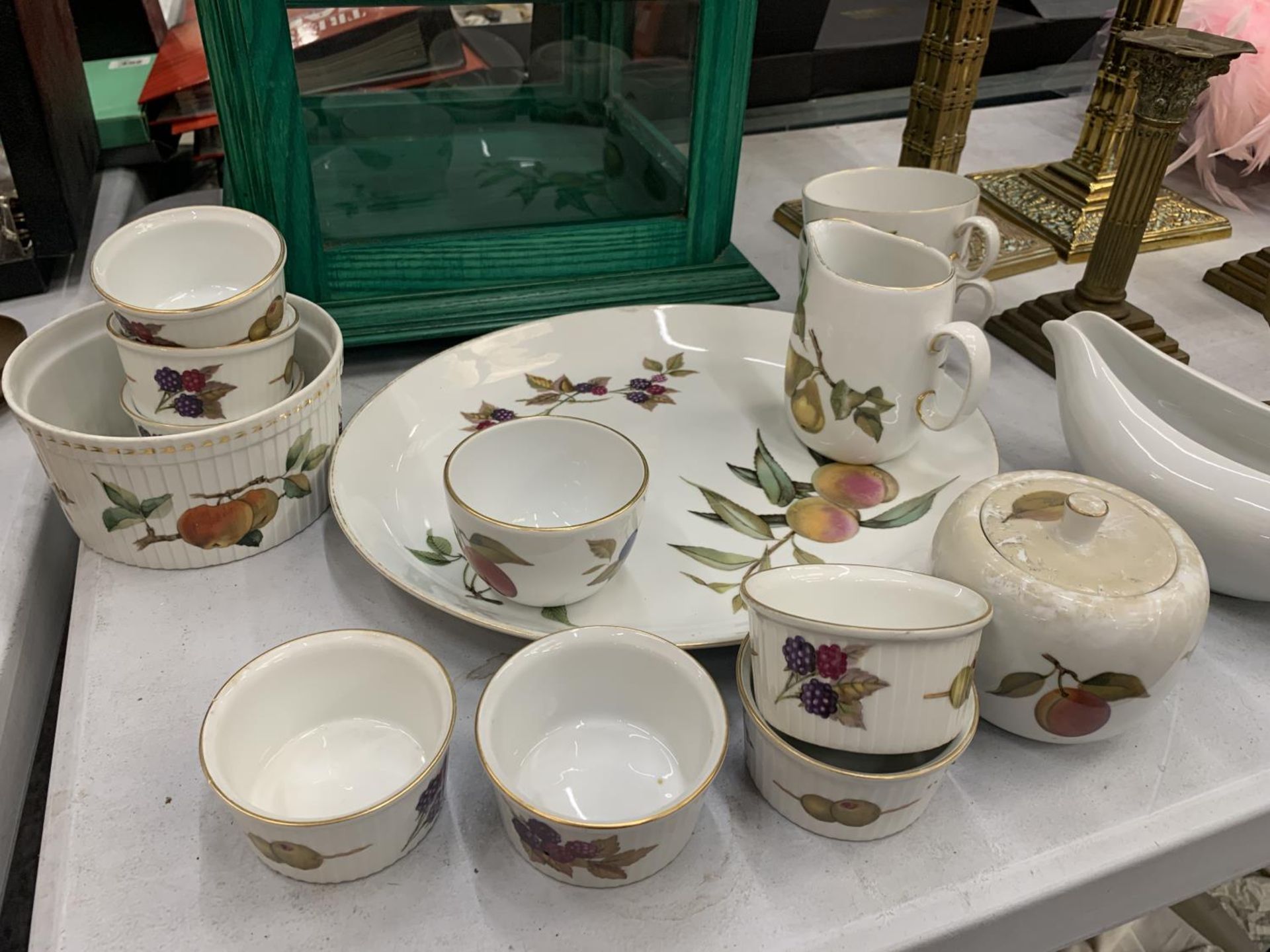 A QUANTITY OF ROYAL WORCESTER 'EVESHAM' TABLE WARE TO INCLUDE A SERVING PLATE, RAMEKINS, CUPS, A - Image 2 of 5