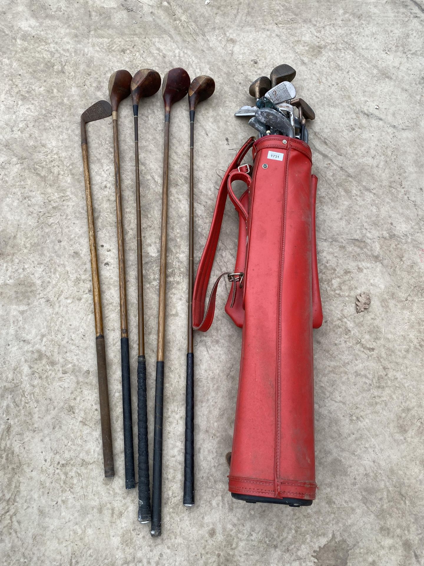 AN ASSORTMENT OF VINTAGE CANE AND METAL GOLF CLUBS TO INCLUDE GEORGE NICOLL, CANN AND TAYLOR AND C.