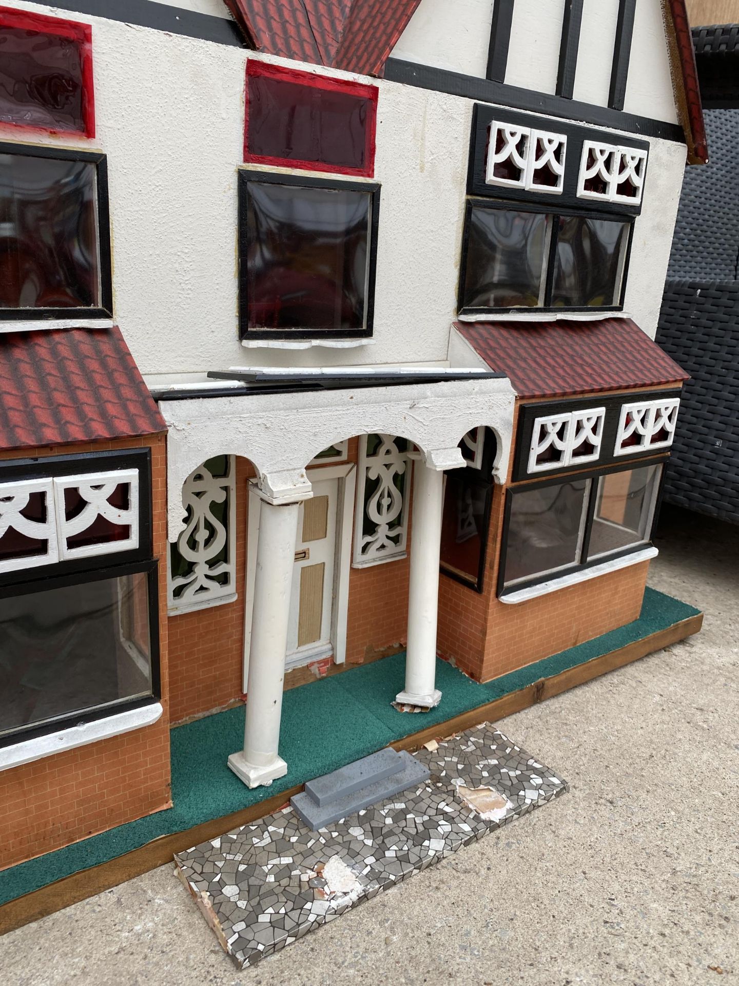 A LARGE VINTAGE WOODEN DOLLS HOUSE - Image 4 of 16