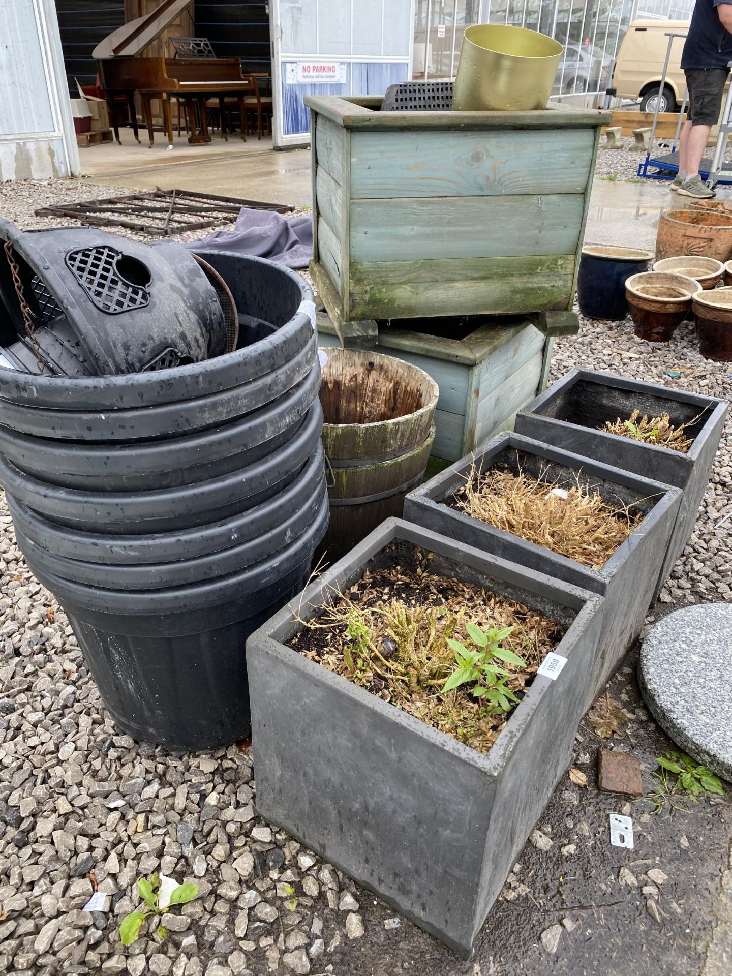AN ASSORTMENT OF GARDEN POTS AND PLANTERS - Image 2 of 2