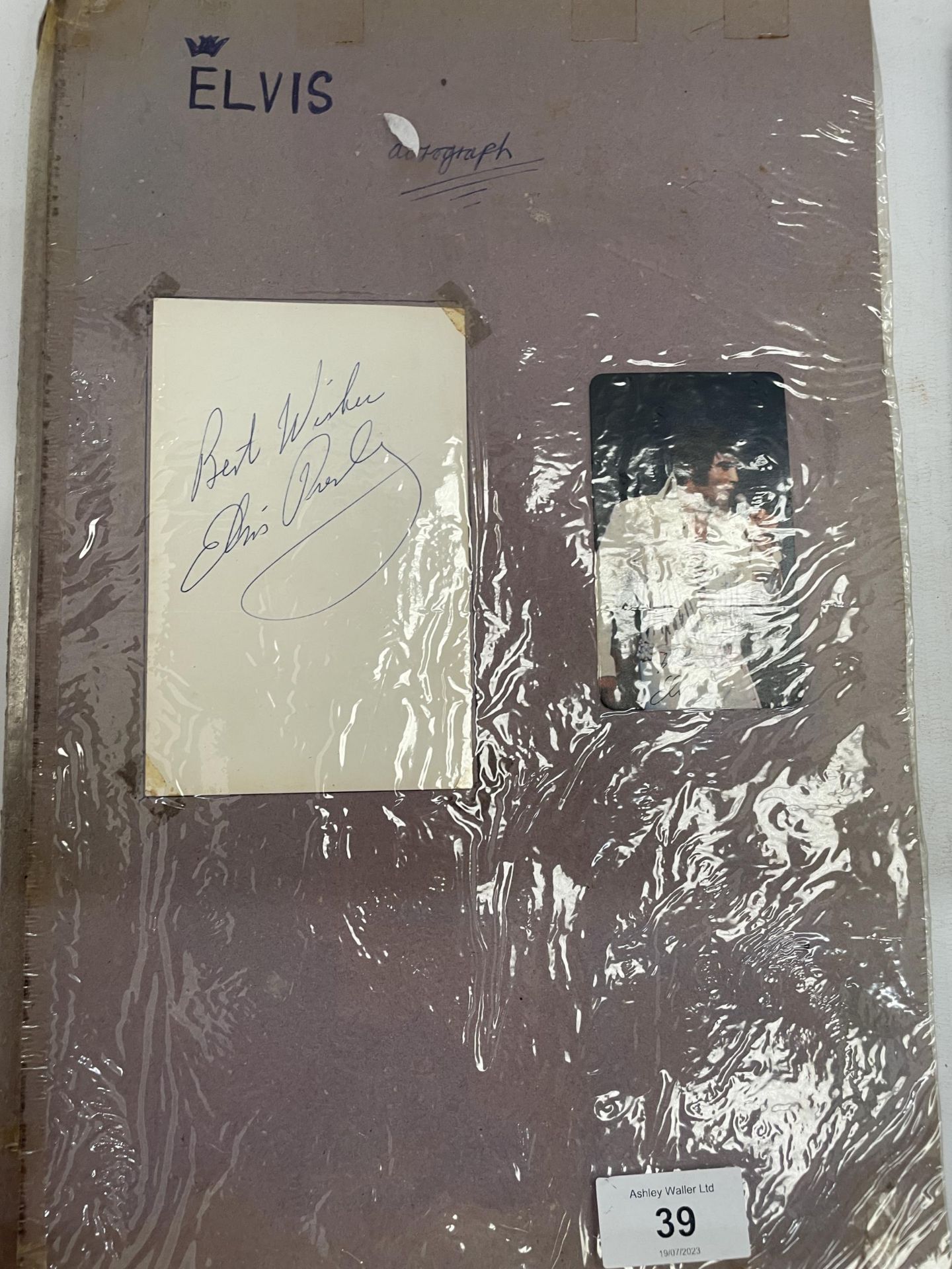 A 1970'S ELVIS PRESLEY AUTOGRAPH FROM AN ELVIS PRESLEY SCRAP BOOK - BELIEVED AUTHENTIC BUT NO - Image 5 of 5