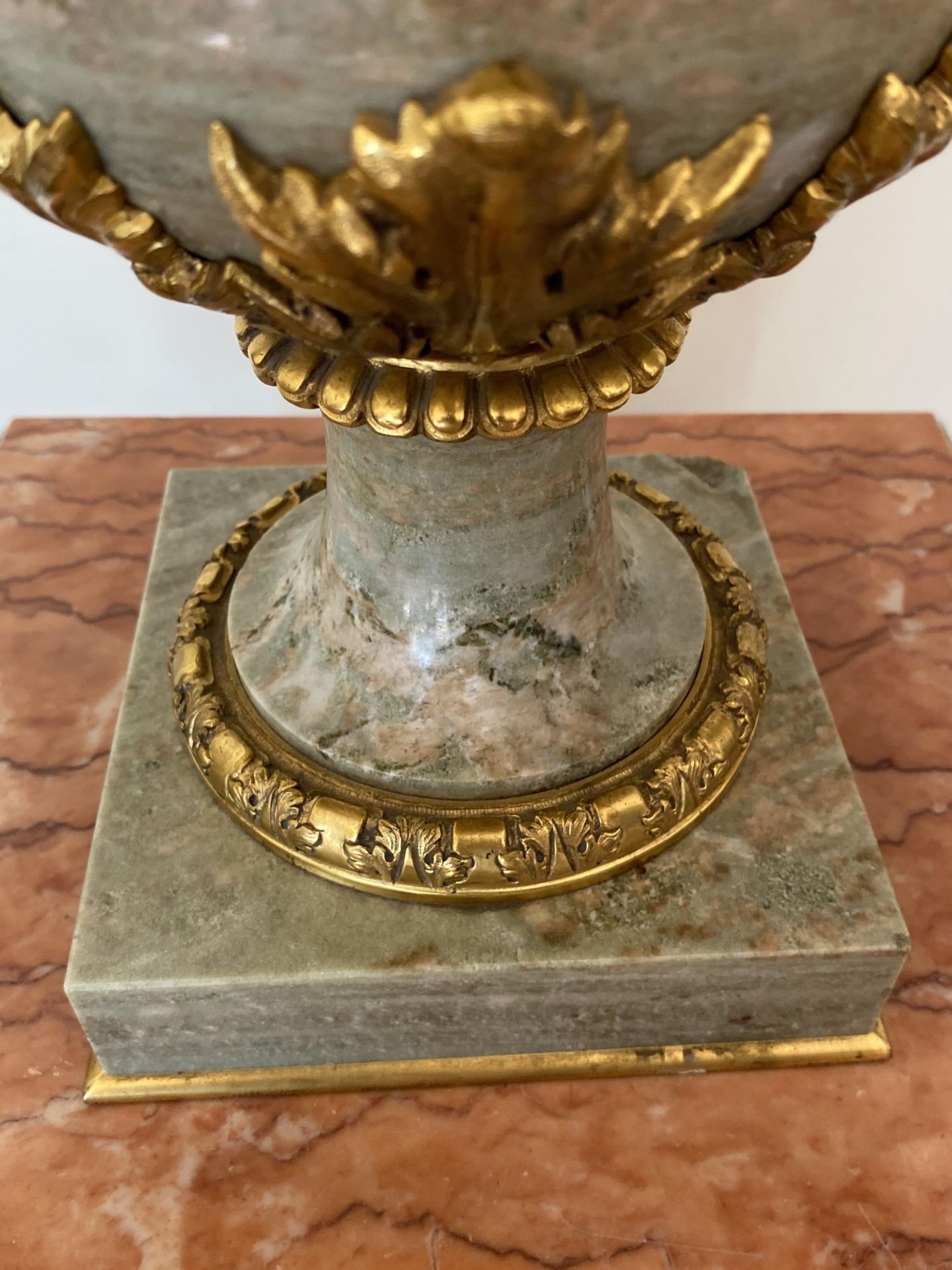 AN IMPRESSIVE PAIR OF ITALIAN MARBLE AND BRONZE ORMELU TWIN HANDLED TABLE LAMPS, HEIGHT 47CM - Image 9 of 12