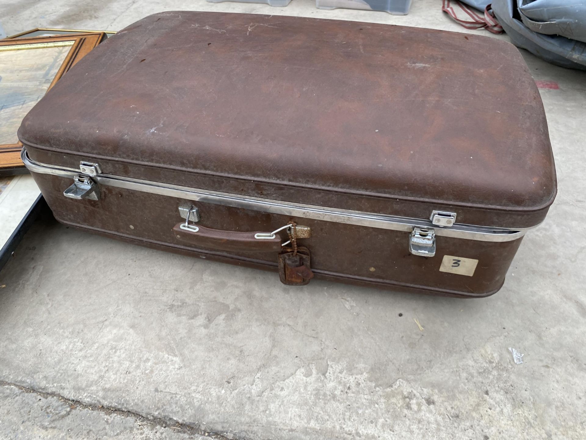 A SUITCASE CONTAINING VINTAGE BOOKS AND LPS - Image 2 of 2