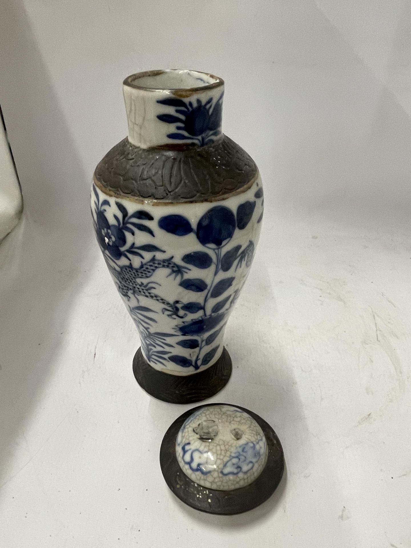 A LATE 19TH CENTURY CHINESE BLUE AND WHITE CRACKLE GLAZE TEMPLE JAR, LID A/F, HEIGHT 28CM - Image 3 of 6