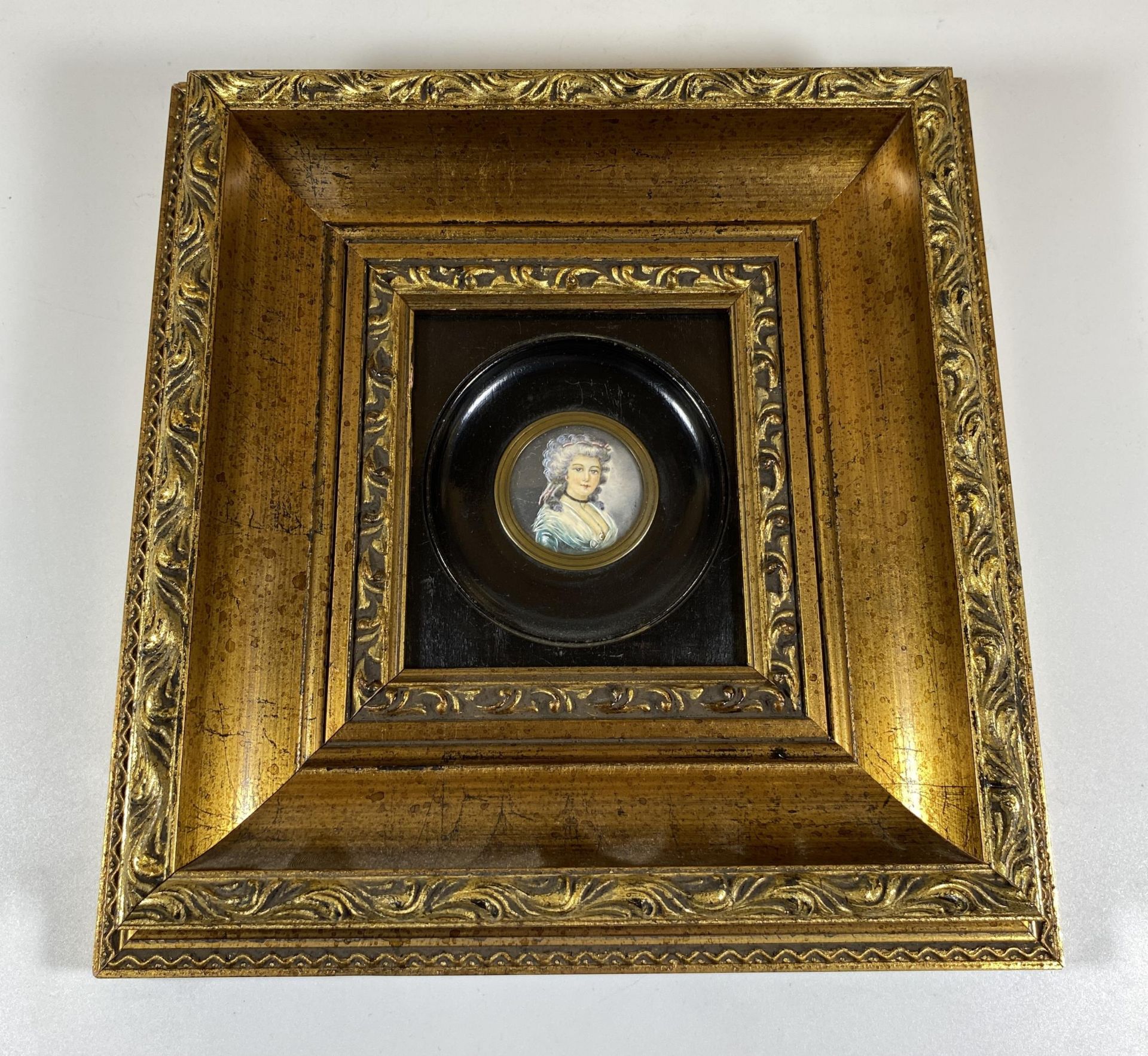 A GILT FRAMED PORTRAIT OF A LADY, 23 X 23CM