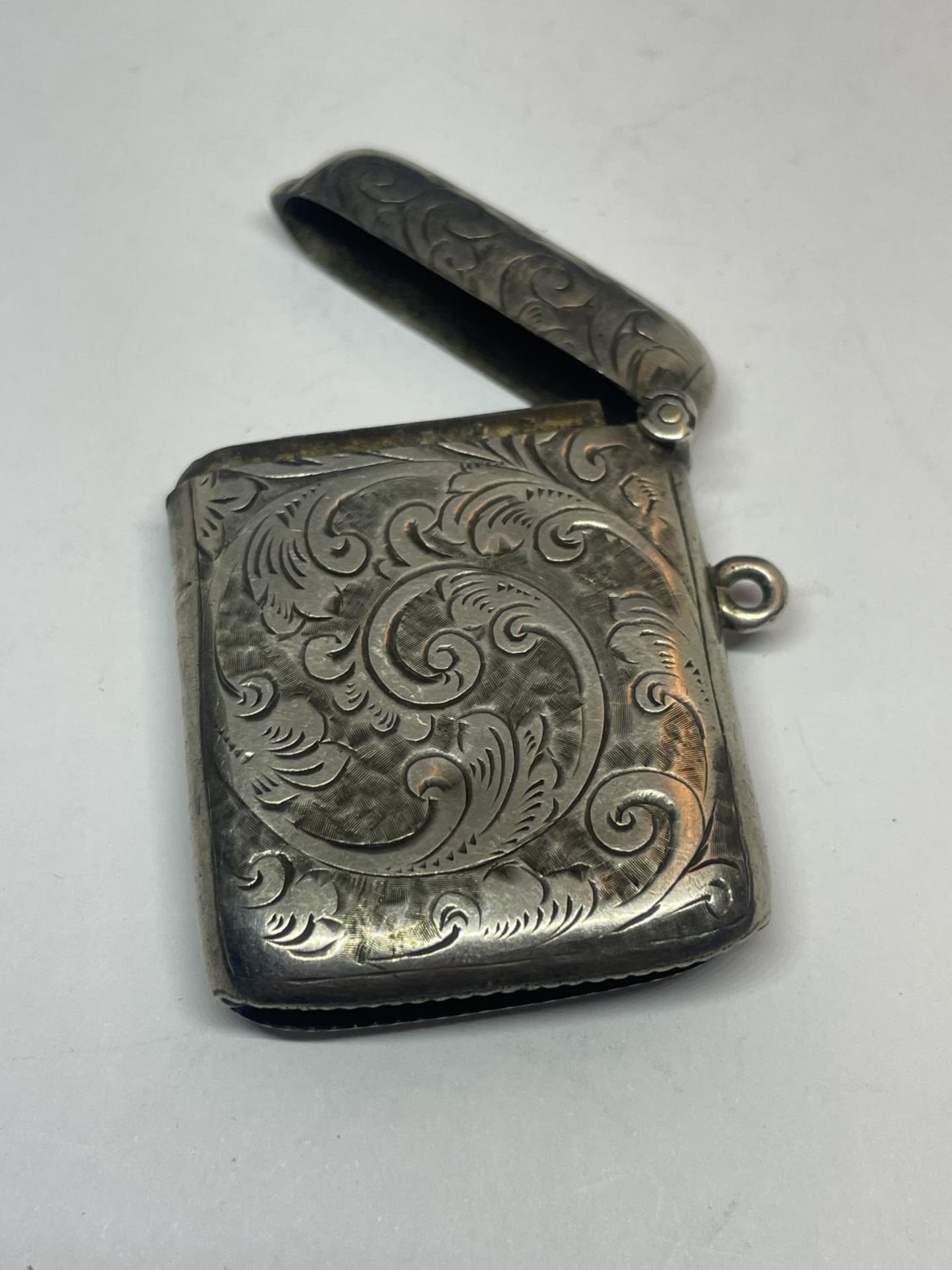 A HALLMARKED BIRMINGHAM SILVER VESTA CASE - Image 2 of 3