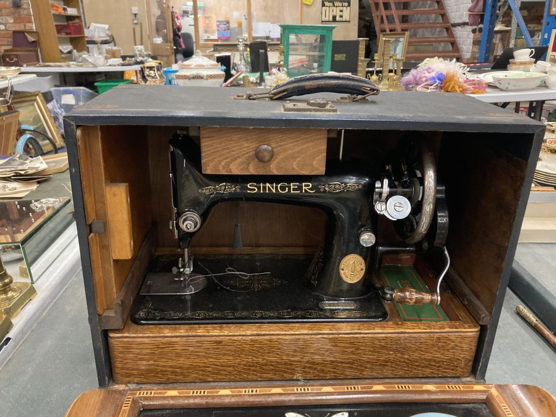 A VINTAGE TABLE TOP SINGER SEWING MACHINE NO. Y8919096 WITH ACCESSORIES