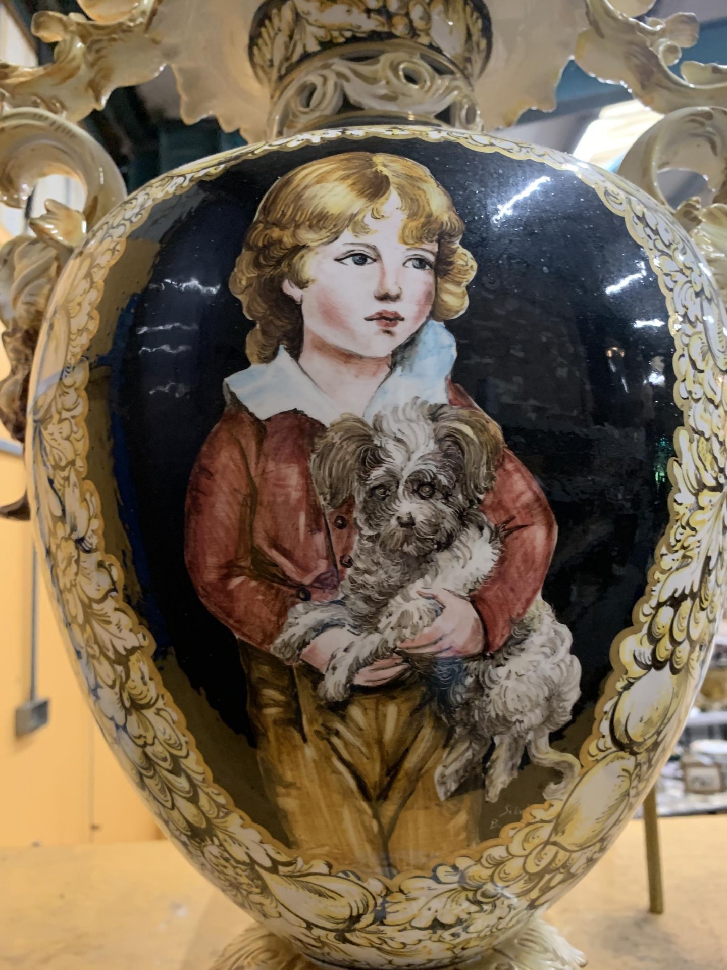 A VERY LARGE ITALIAN CERAMIC URN WITH PEDESTAL BASE AND LID, ORNATELY DECORATED WITH A PAINTING OF A - Image 2 of 5