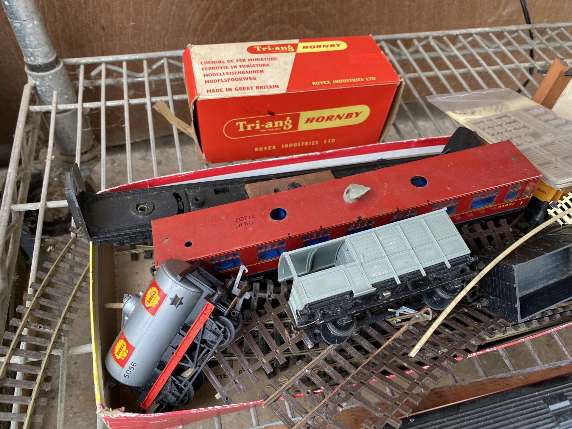 AN ASSORTMENT OF MODEL TRAIN ITEMS TO INCLUDE TRACK, TRAINS AND CARTS, TO ALSO INCLUDE SOME TRI- - Image 6 of 7