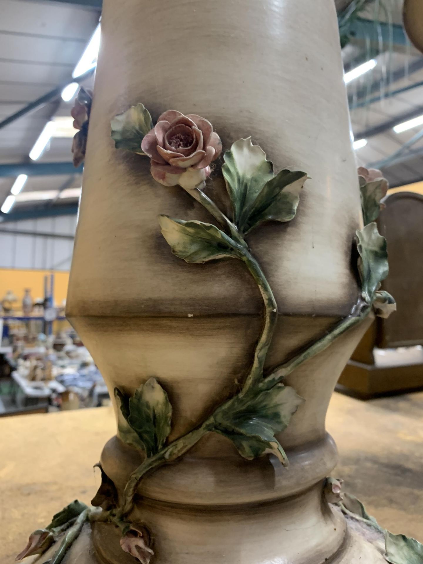 A LARGE CERAMIC JARDINIERE WITH CLIMBING ROSE DECORATION HEIGHT 86CM - Image 3 of 3