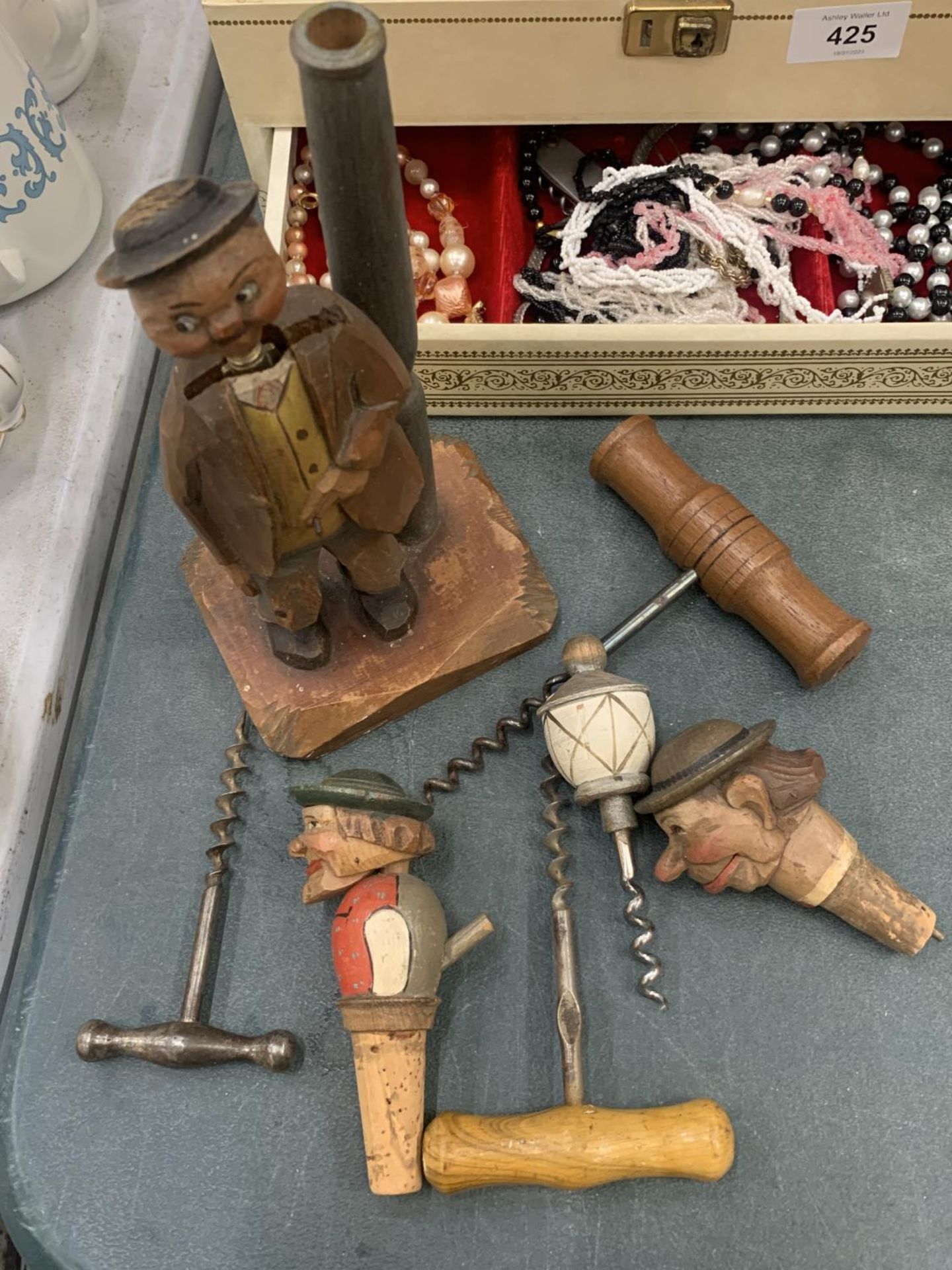 A COLLECTION OF VINTAGE BOTTLE OPENERS AND POURERS, SOME WITH HEADS