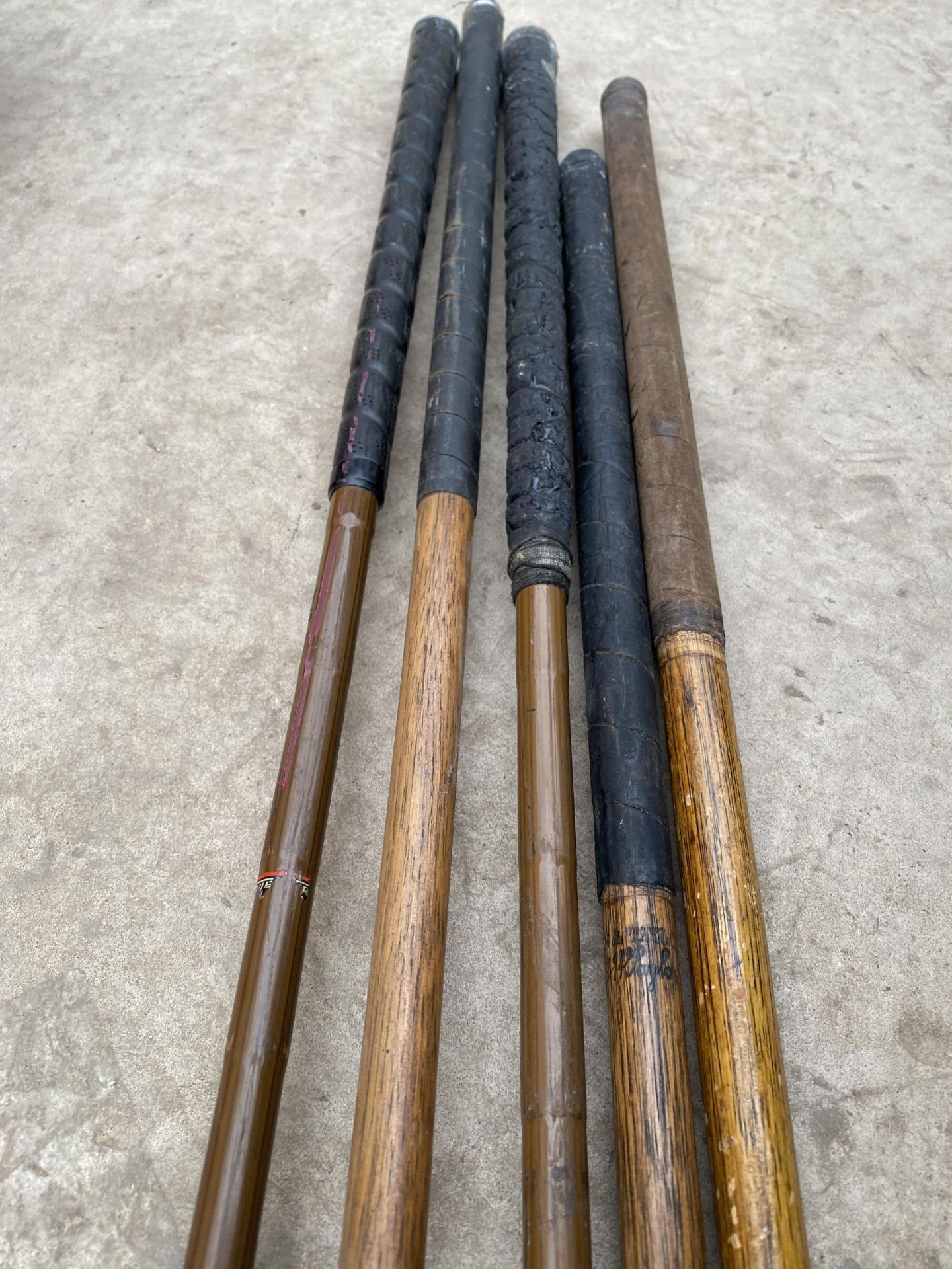 AN ASSORTMENT OF VINTAGE CANE AND METAL GOLF CLUBS TO INCLUDE GEORGE NICOLL, CANN AND TAYLOR AND C. - Image 7 of 15