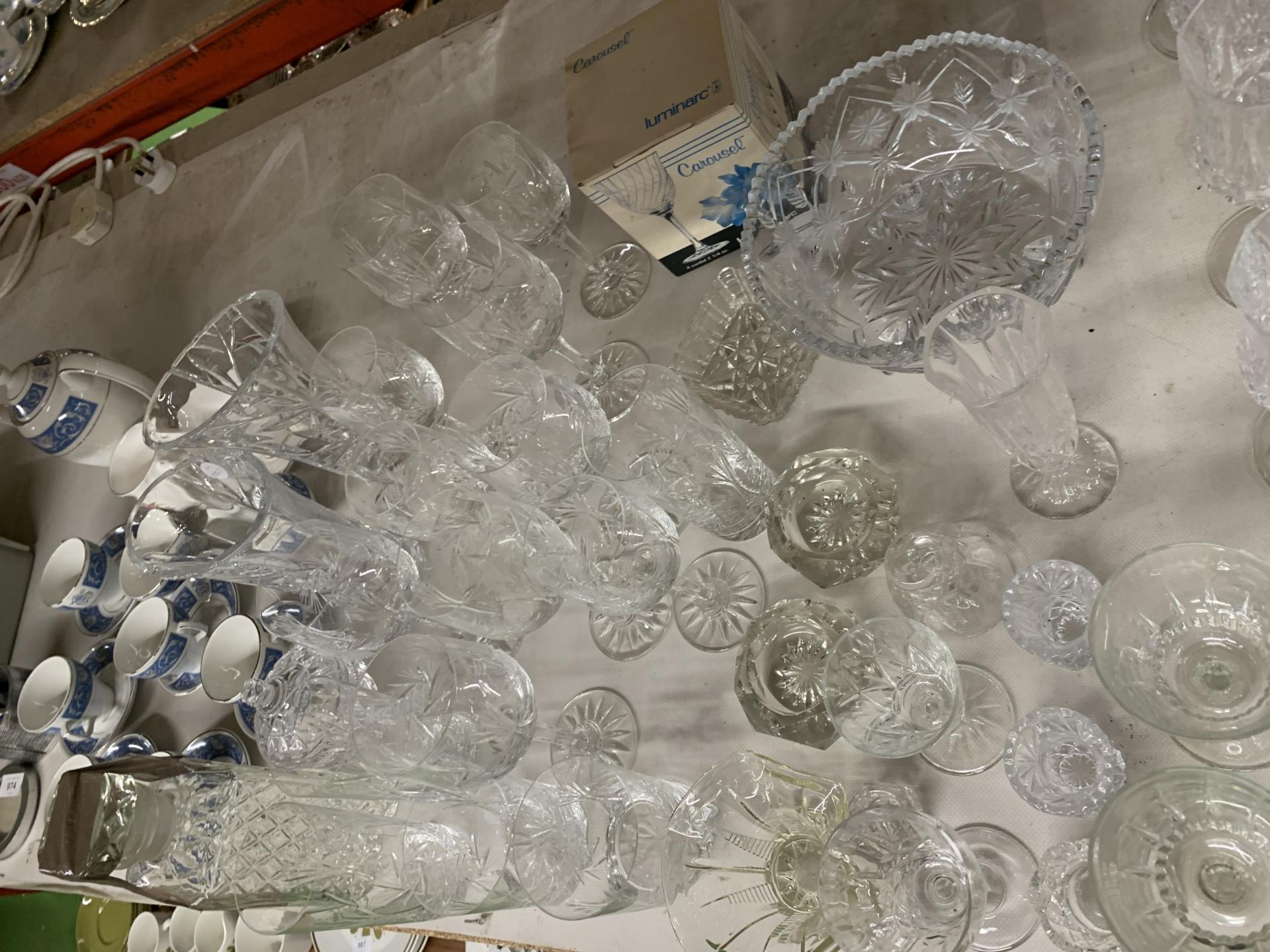 A LARGE COLLECTION OF CUT AND FURTHER GLASSWARE TO INCLUDE CHAMPAGNE FLUTES, WINE GLASSES, VASES, - Image 6 of 6