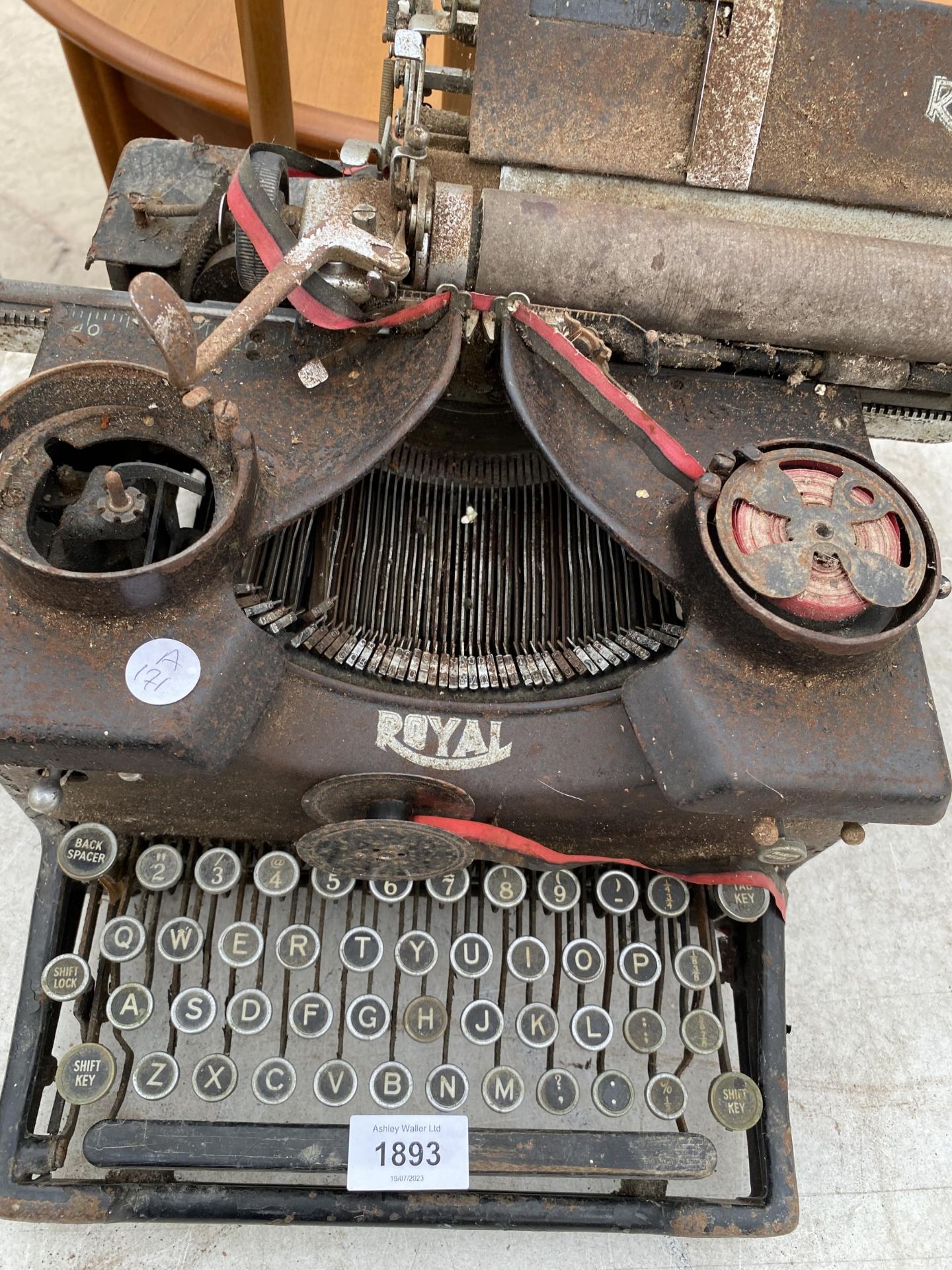 A VINTAGE ROYAL TYPE WRITER - Image 2 of 2