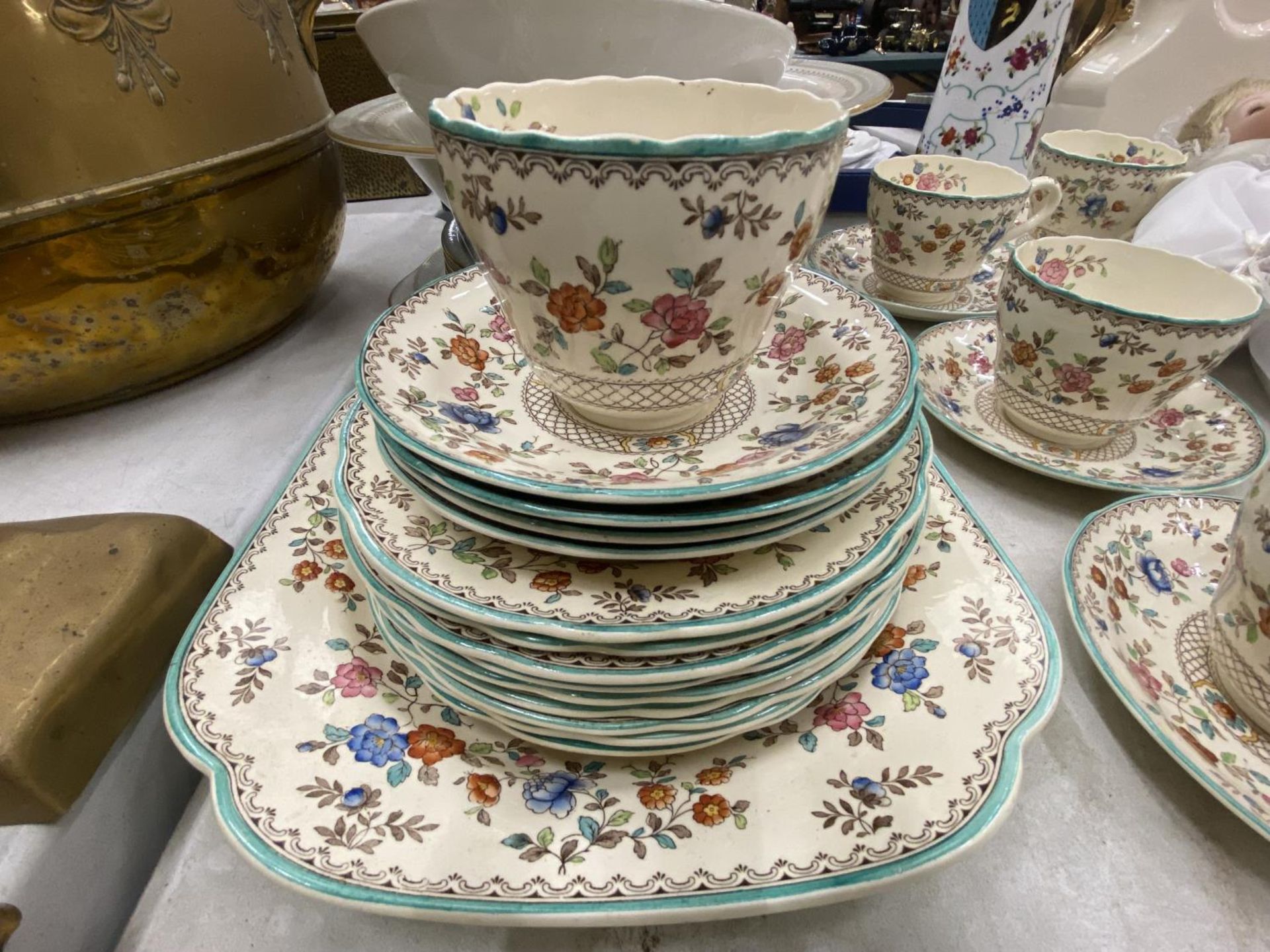 A QUANTITY OF VINTAGE TEAWARE TO INCLUDE COPELAND SPODE 'ROYAL JASMINE' CAKE PLATE, CUPS, SAUCERS - Image 2 of 5