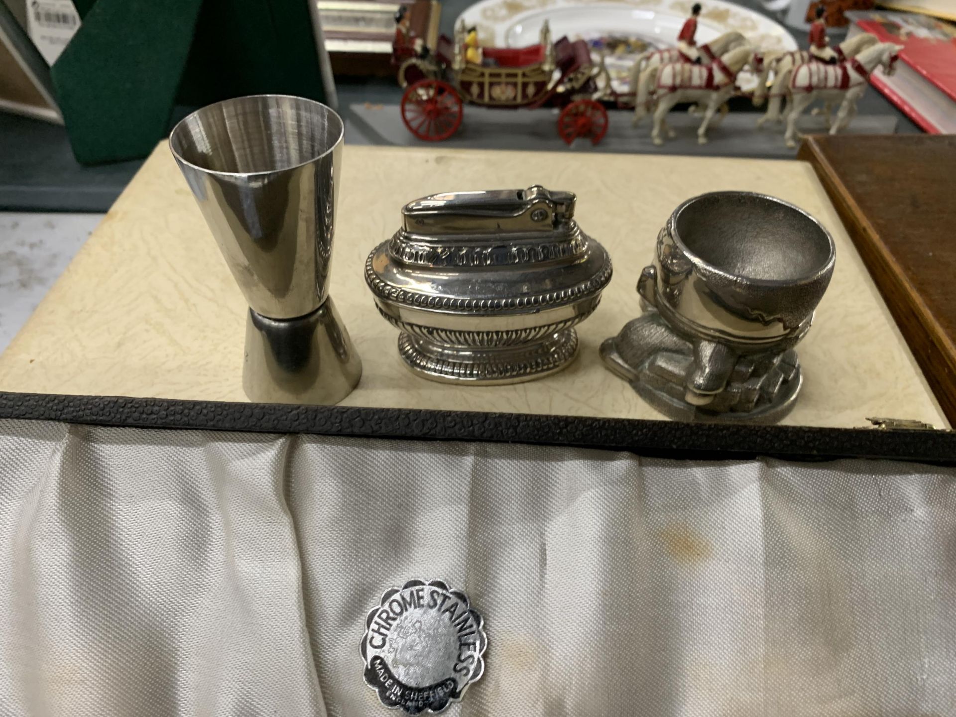 A QUANTITY OF VINTAGE FLATWARE, SOME BOXED, TO INCLUDE SERVING SETS PLUS A TABLE LIGHTER, ETC - Image 5 of 5