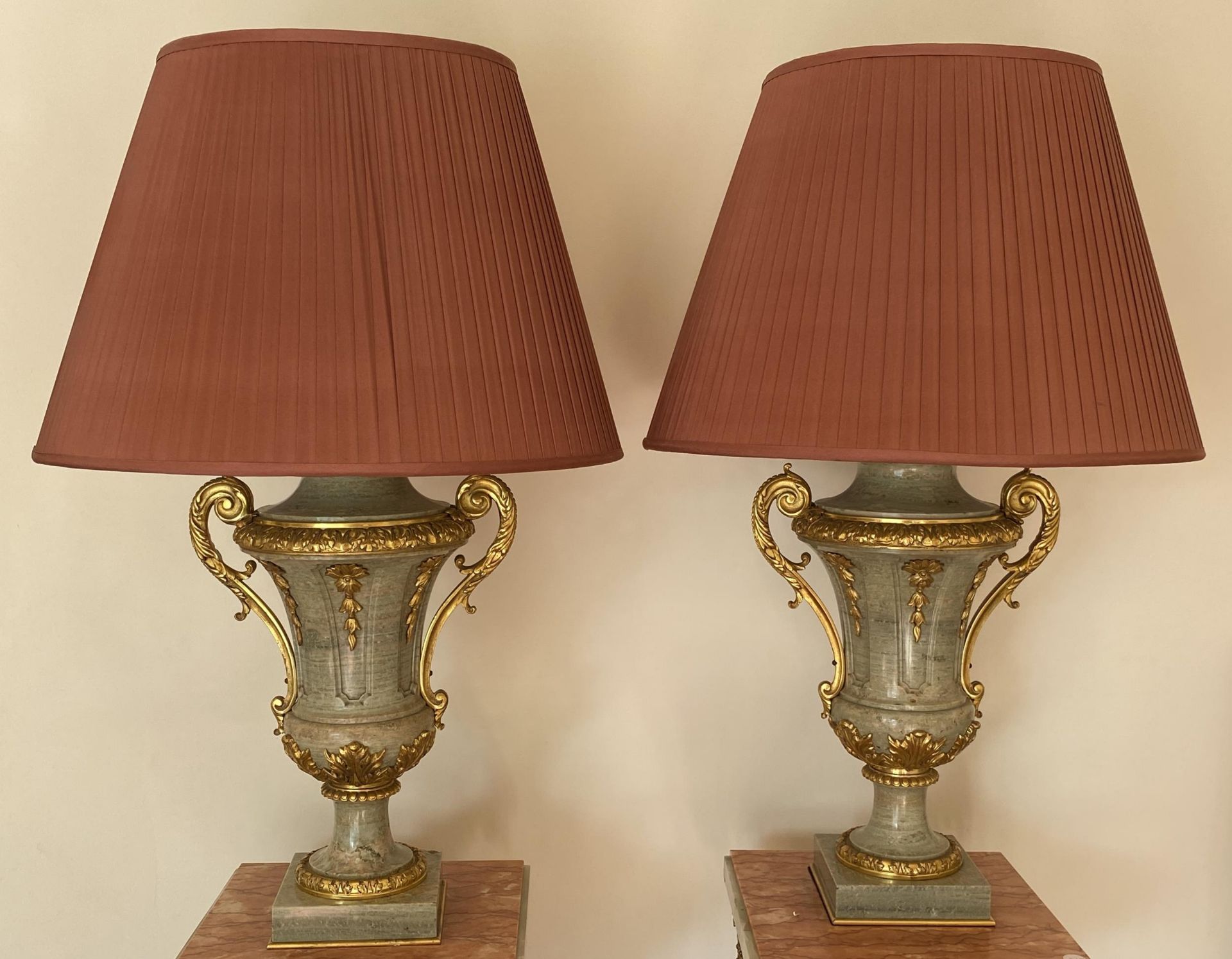 AN IMPRESSIVE PAIR OF ITALIAN MARBLE AND BRONZE ORMELU TWIN HANDLED TABLE LAMPS, HEIGHT 47CM