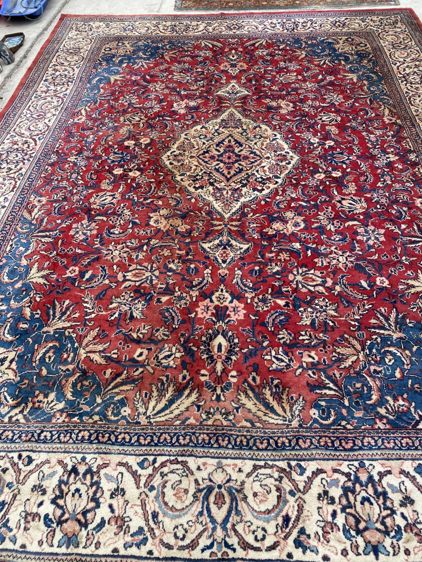 A LARGE RED PATTTERNED RUG (L:440CM)(W:320CM) - Image 3 of 6