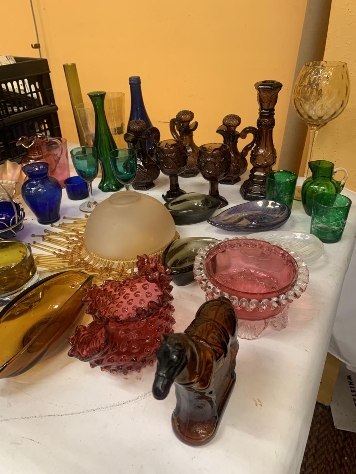 A QUANTITY OF VINTAGE COLOURED GLASS TO INCLUDE VASES, BOWLS, JUGS, GLASSES, CANDLESTICKS, ETC